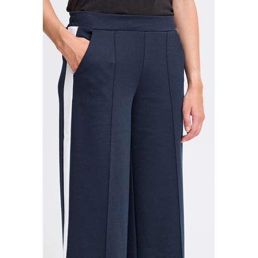 Ichi Kate Bukser, Total Eclipse, L