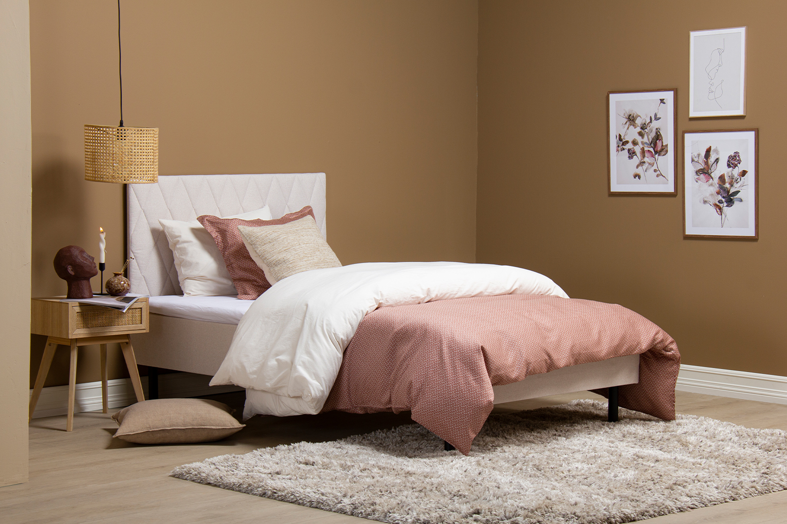 Porto vegghengt sengegavl 120 cm bredde i tekstil Gandar Beige 25. Quiltet