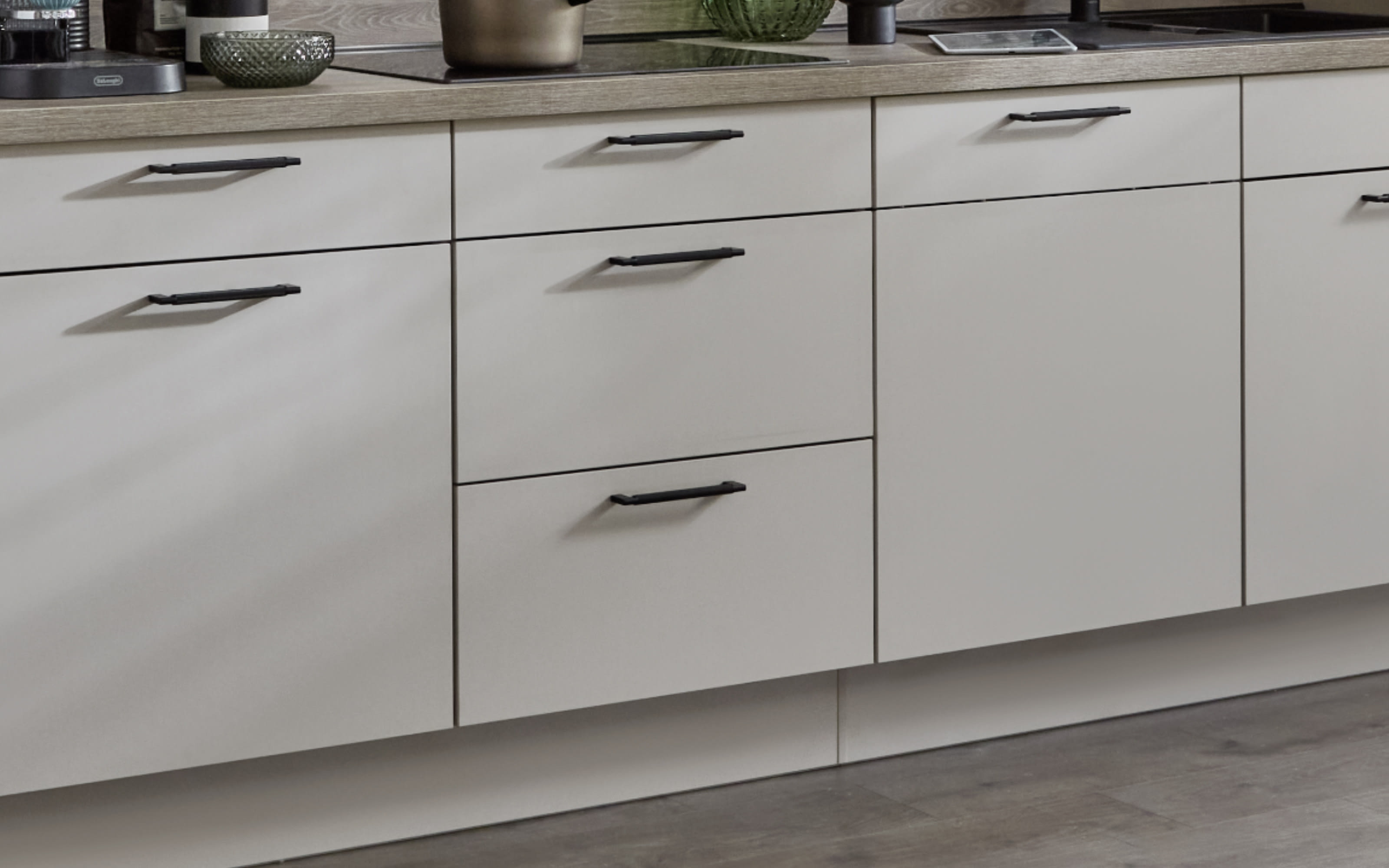 Einbauküche Lenzen/Rosian, seidengrau/Eiche Bergamo Nachbildung, inkl. AEG Elektrogeräte