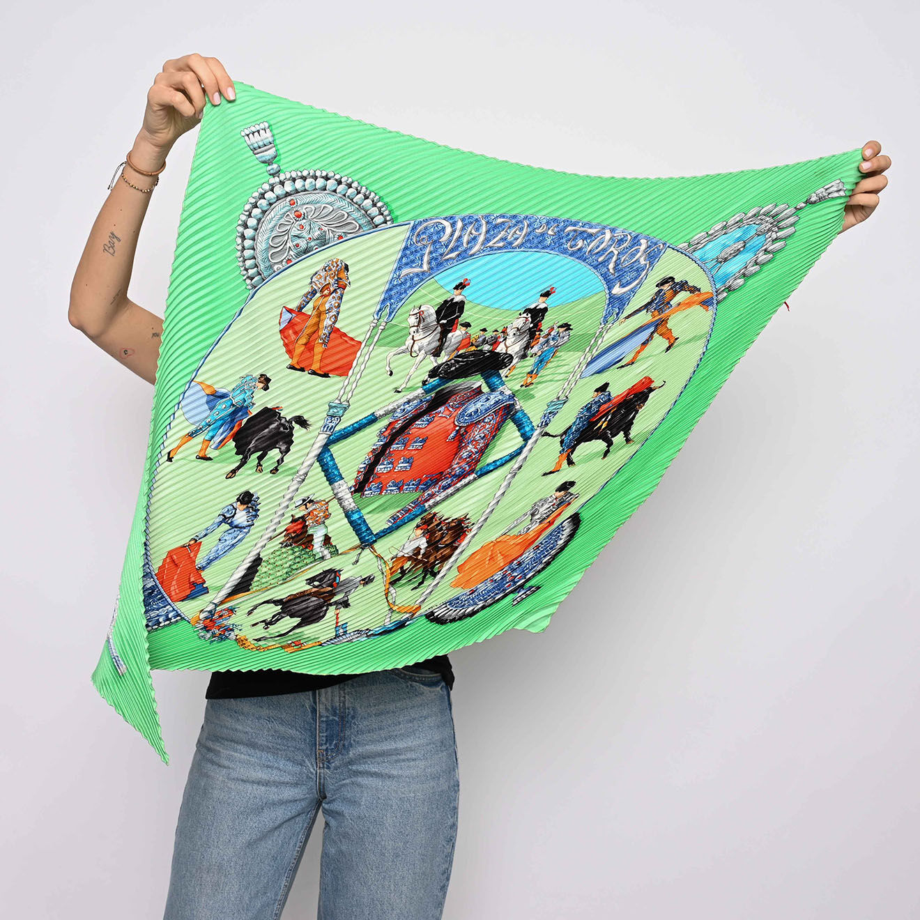 Hermès Triangle en Soie plissé vert - Très bon état - 130x35 cm