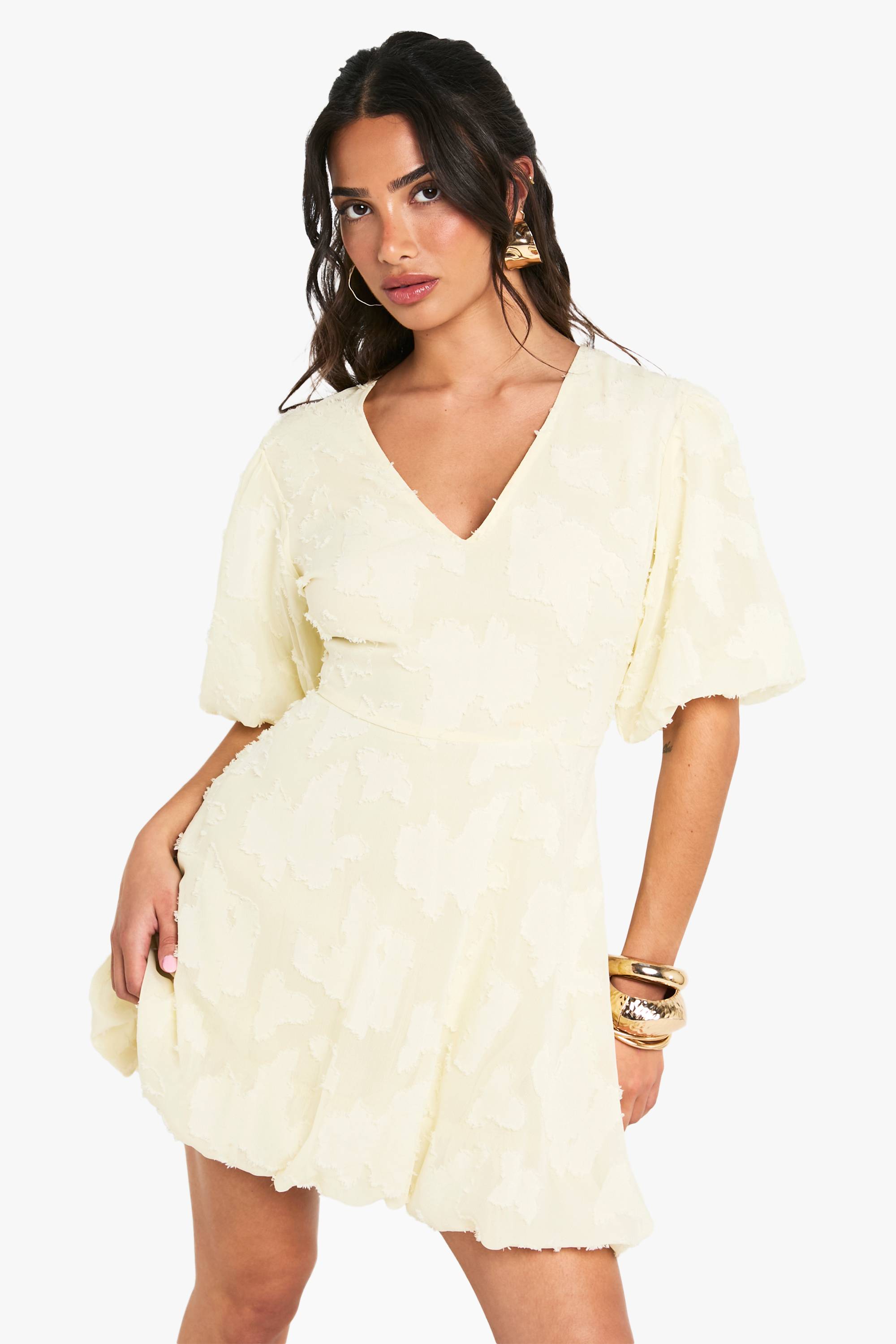 boohoo Mini Robe Bouffante À Décolleté Plongeant Et Motif Floral Effet Dévoré Petite