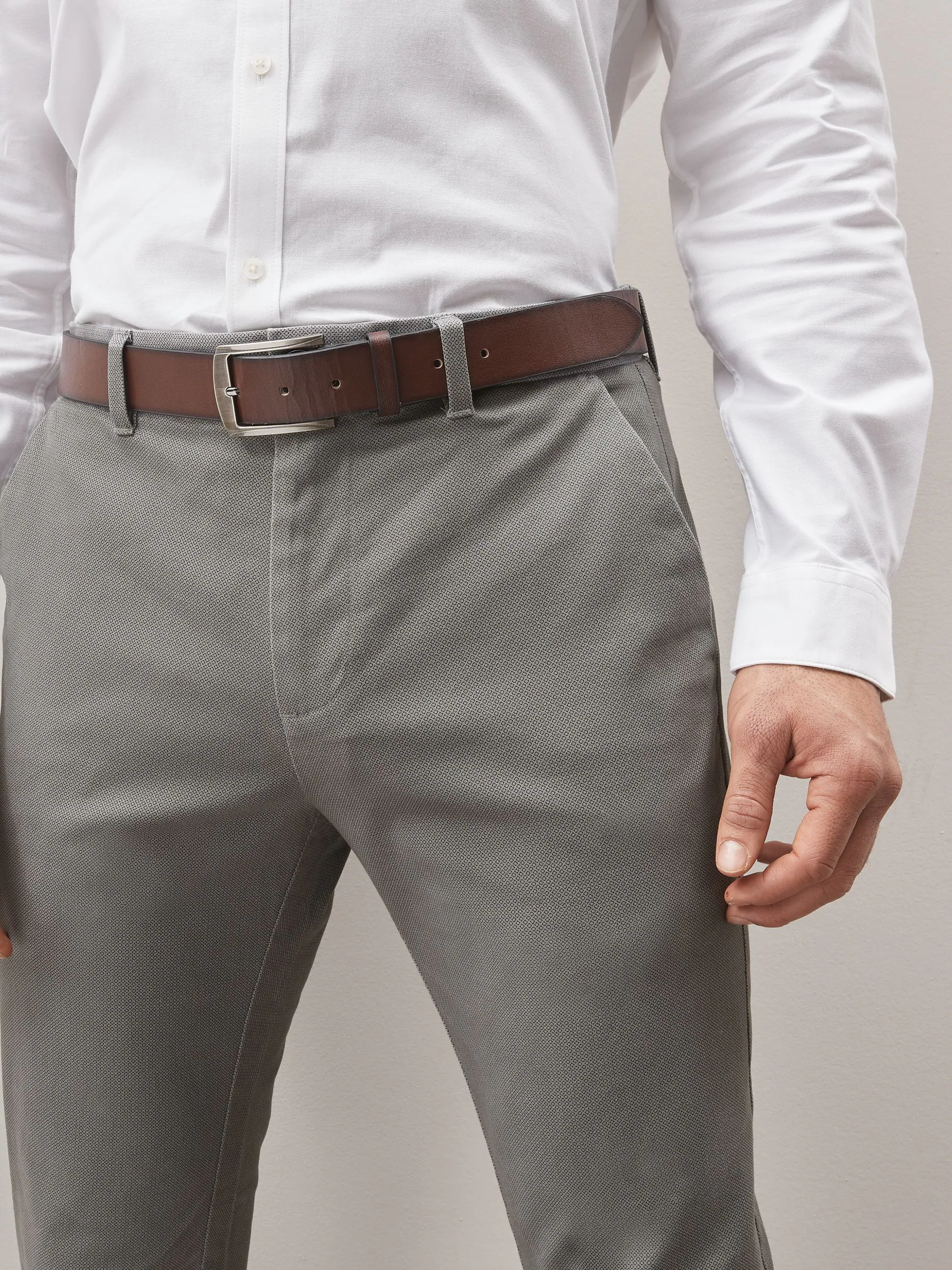 Grijs - Slim Fit - Zachte chino met print en riem