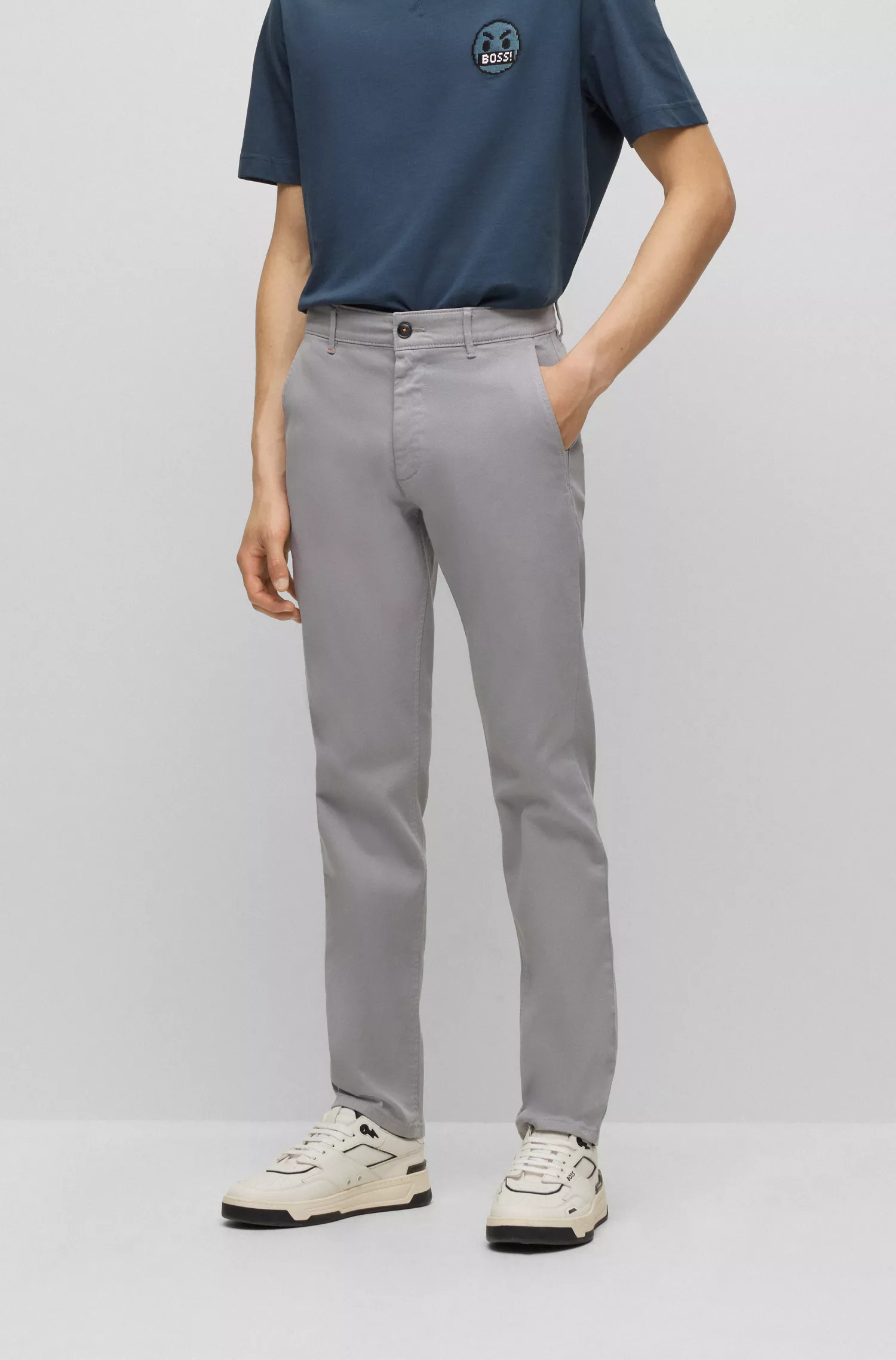 Calça BOSS laranja, corte slim, em sarja de algodão elástico.