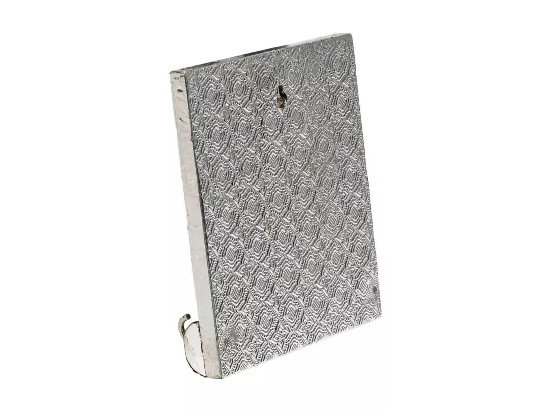 Porte-clés en métal repoussé argenté 12,5x7,5x2h