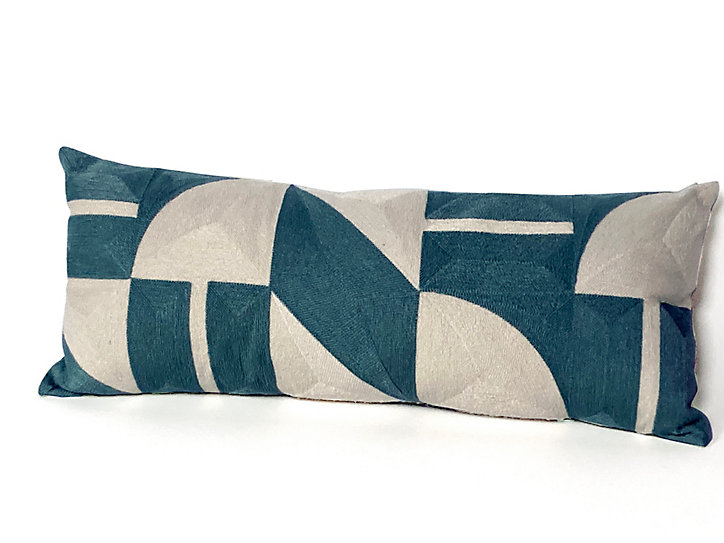 Coussin motif géométrique bleu et blanc l.70 x h.30 cm