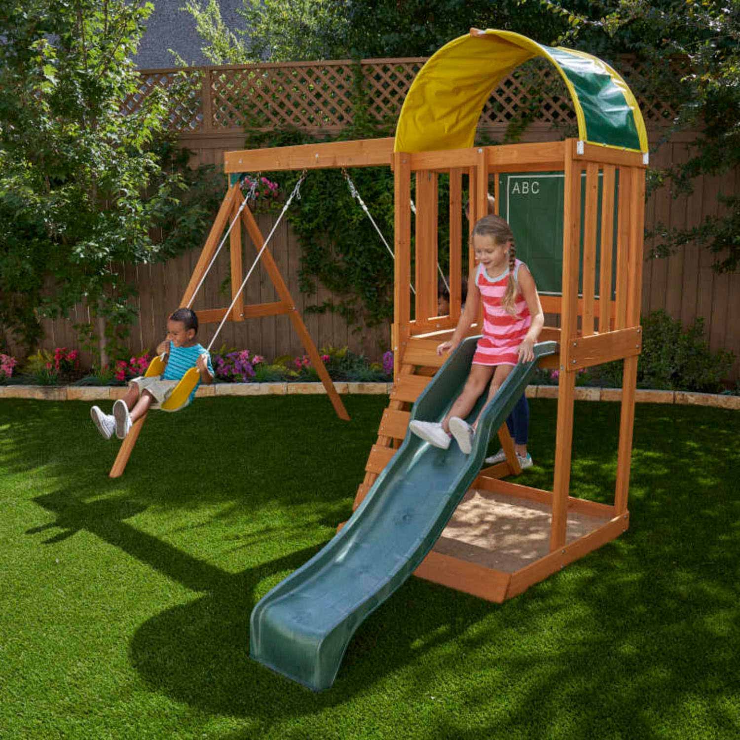 KidKraft Houten Speelhuis met Glijbaan en Schommels