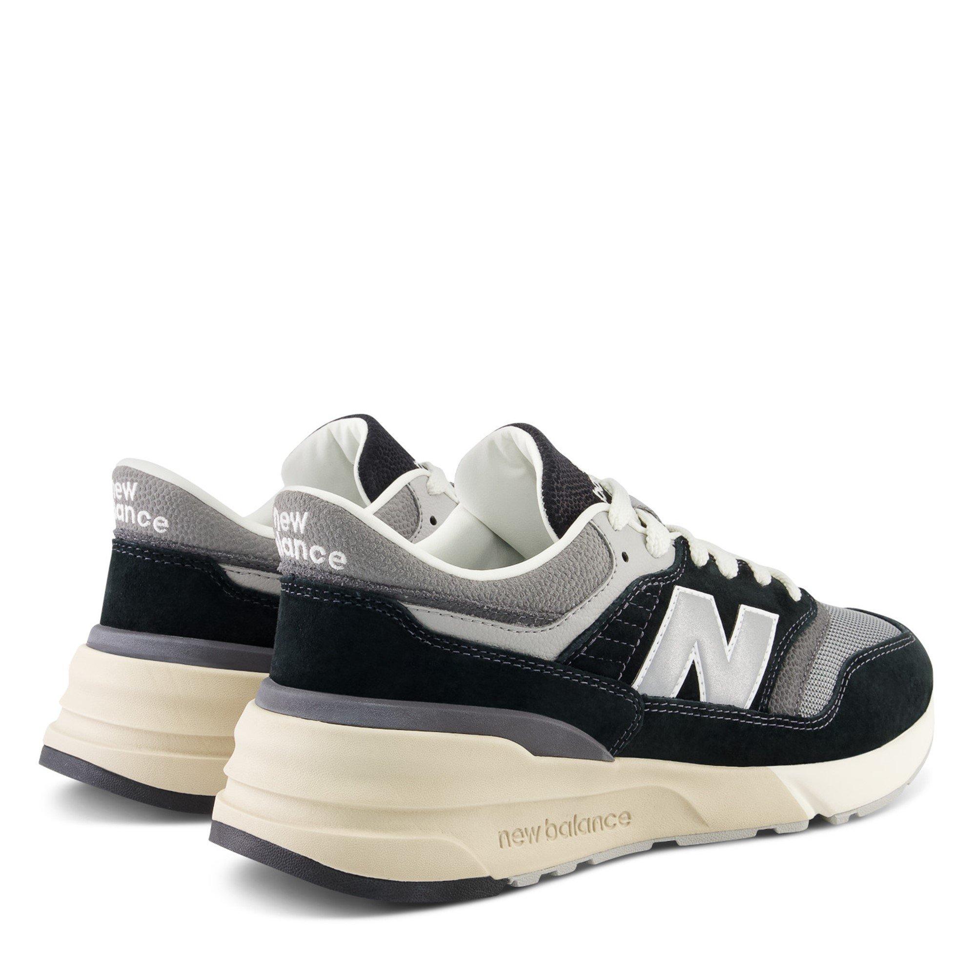 New Balance 977R Trainers