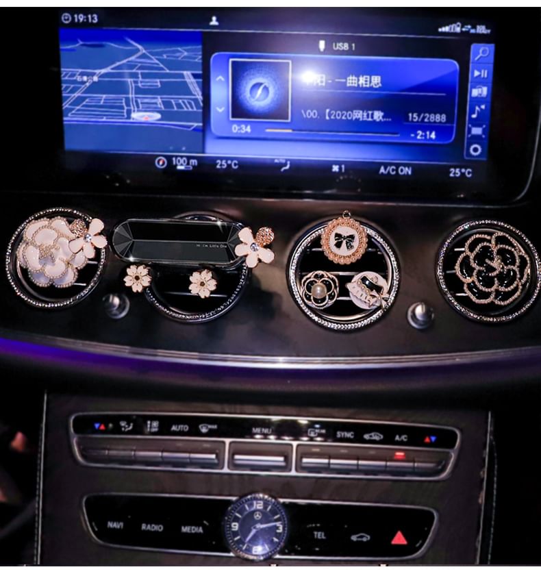 Worthbuy - Set: Bloemen- en strass-autotelefoonhouder + geurverspreider (verschillende ontwerpen)
