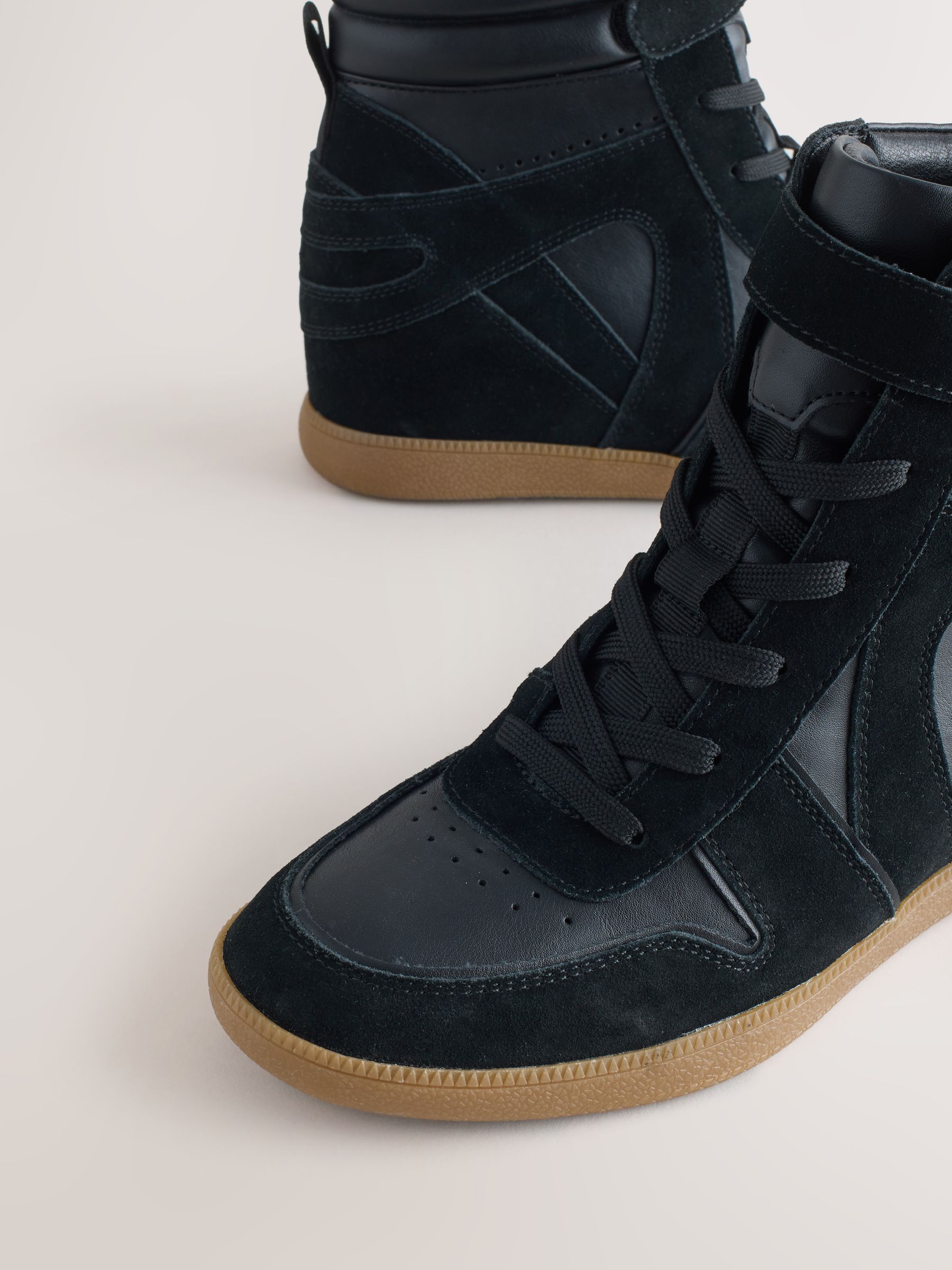 Zwart suède - Forever Comfort® sneakers met sleehak en veters