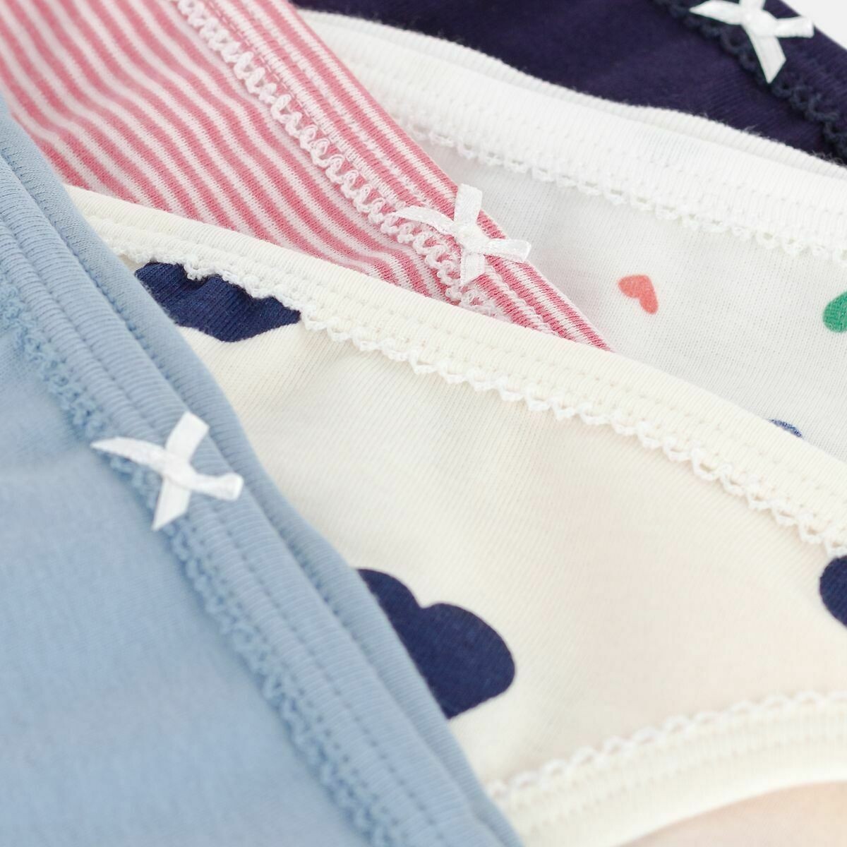 PETIT BATEAU<br>Conjunto de 5 calcinhas de algodão com corações e listras