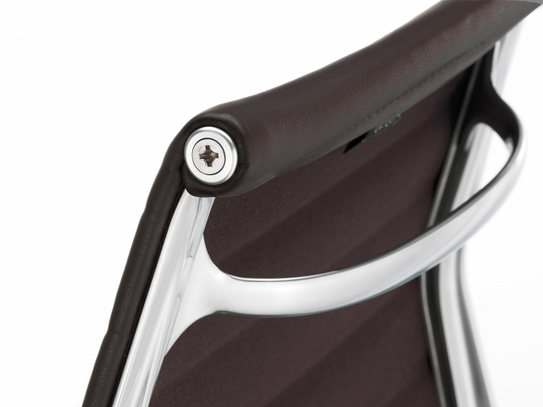 Vitra EA 104 stoel leder nero, onderstel verchroomd