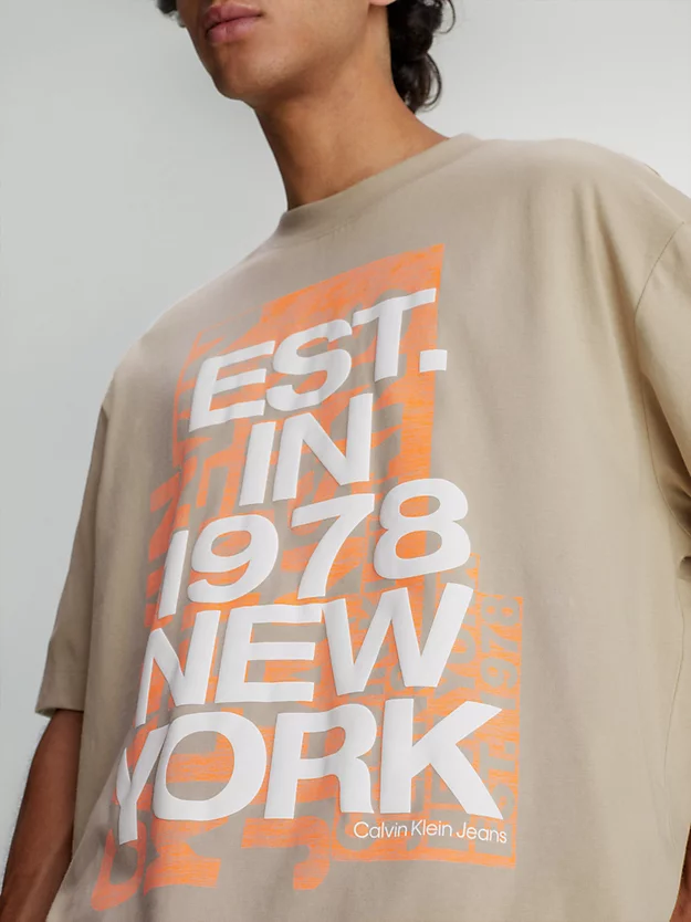 Camiseta de algodão com modelagem relaxada e logotipo.