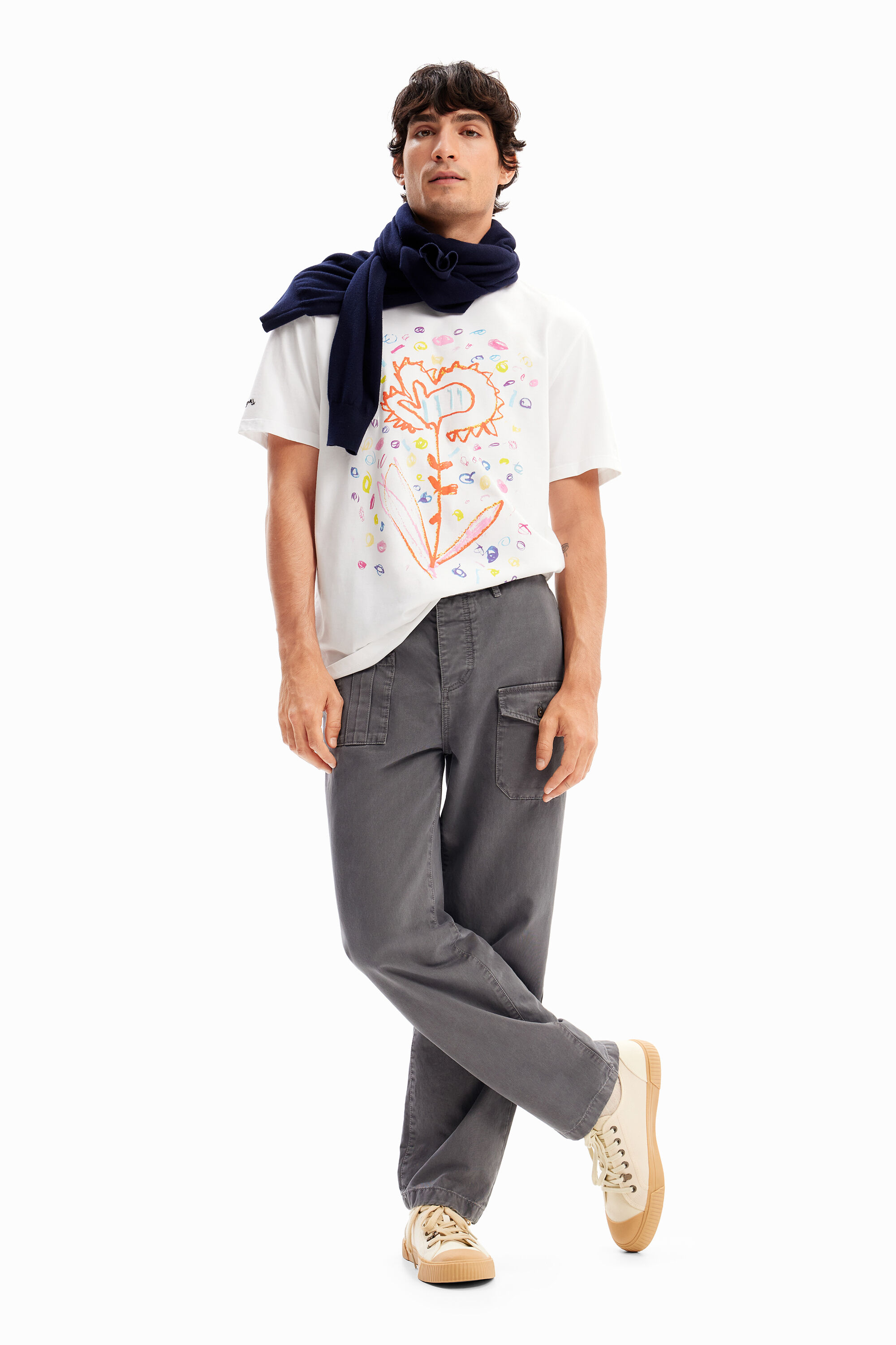 Camiseta artística floral descontraída
