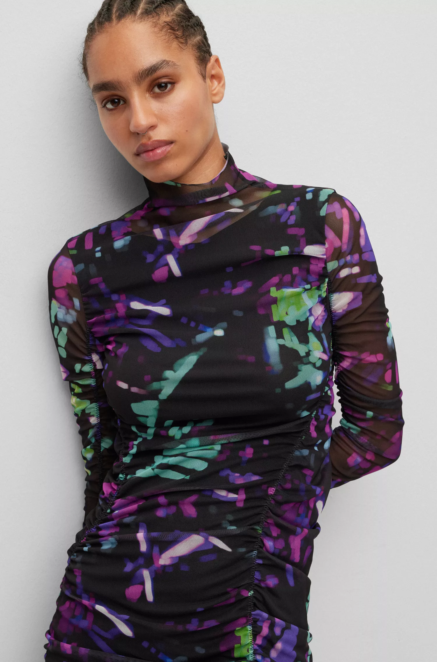 Vestido BOSS laranja com gola alta em tule estampado com detalhes franzidos.