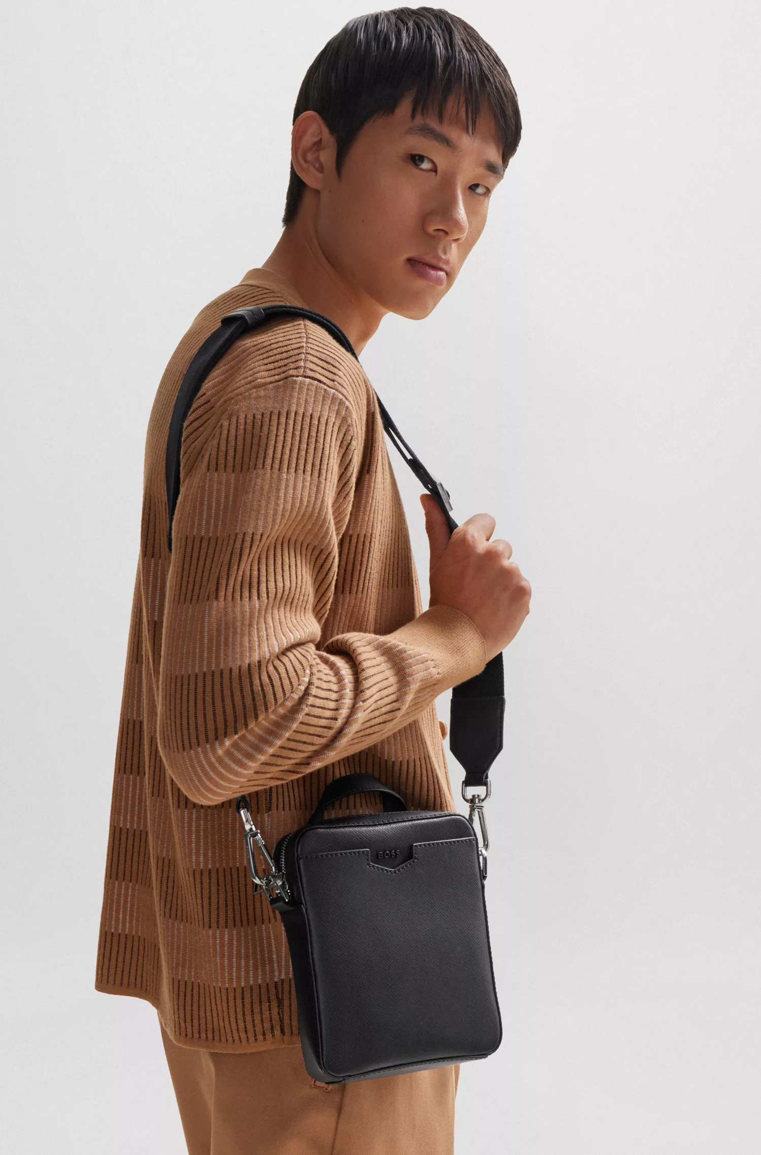 Bolsa transversal BOSS preta em couro estruturado com logotipo da marca.