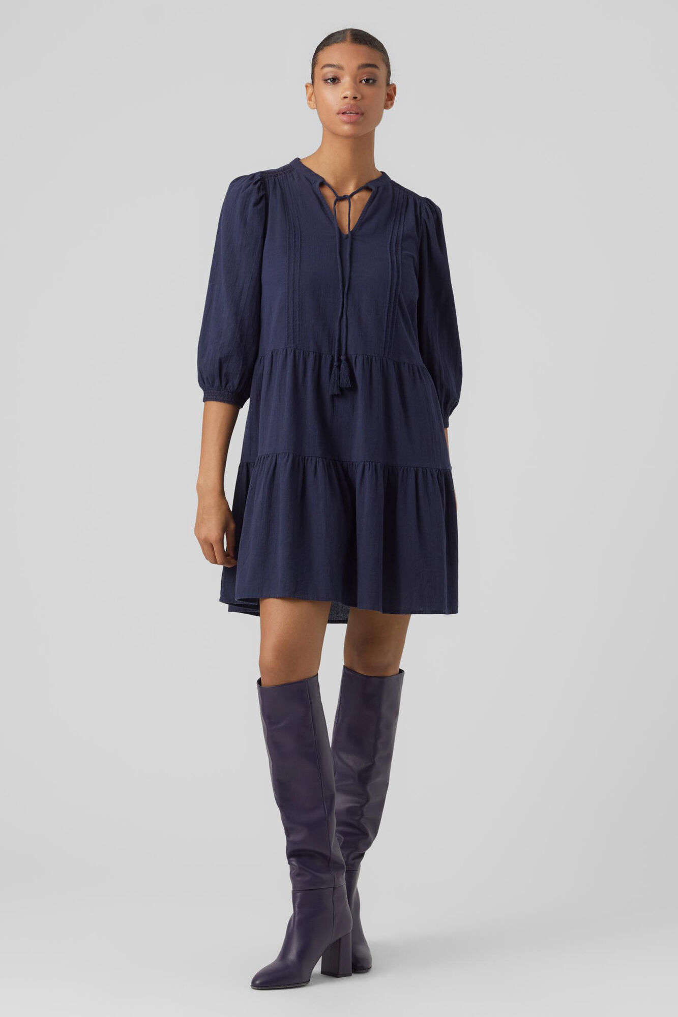 Vestido com mangas bufantes e fechamento com cordão no pescoço - Azul marinho