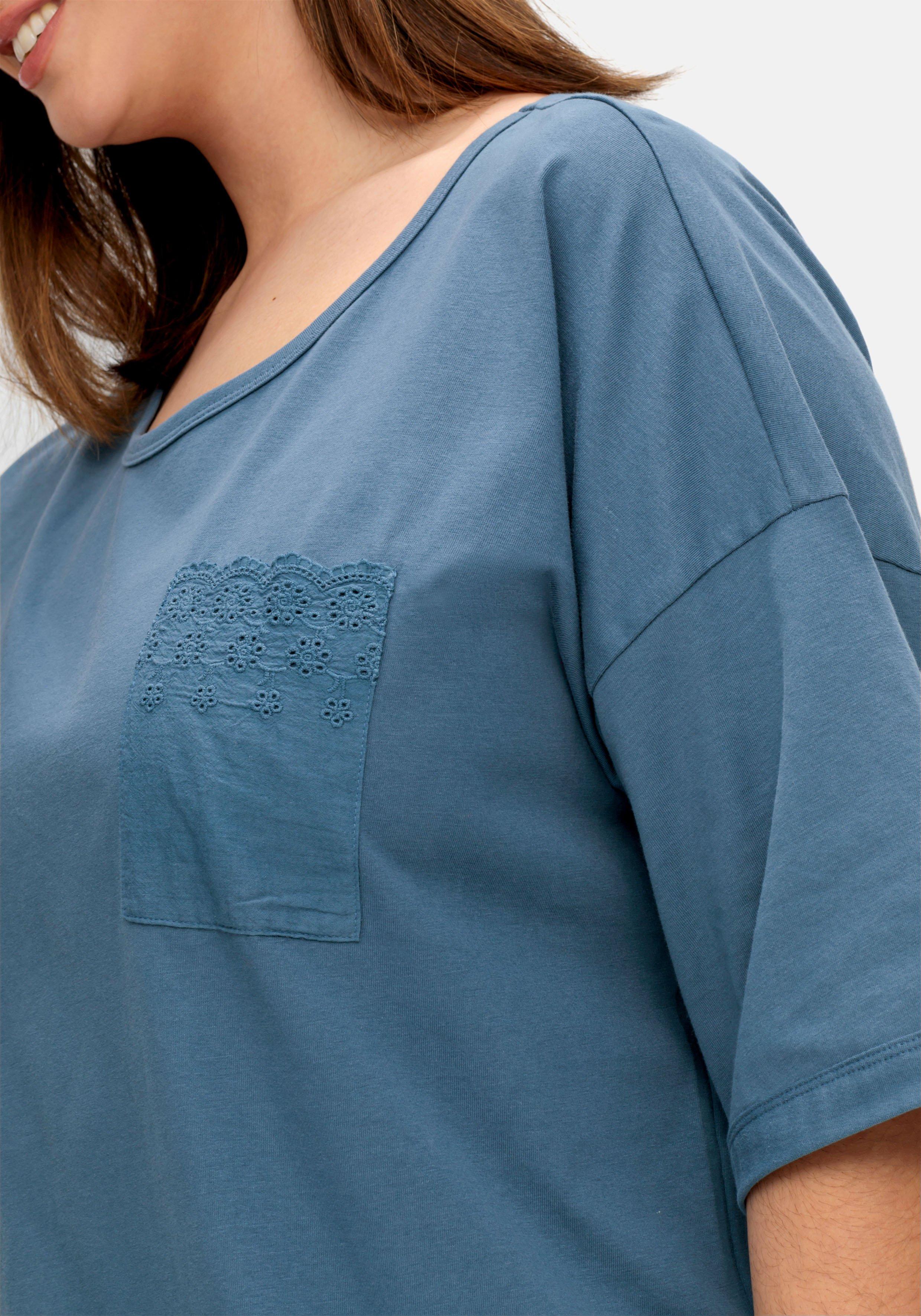 Kastiges Shirt mit Brusttasche aus Spitze