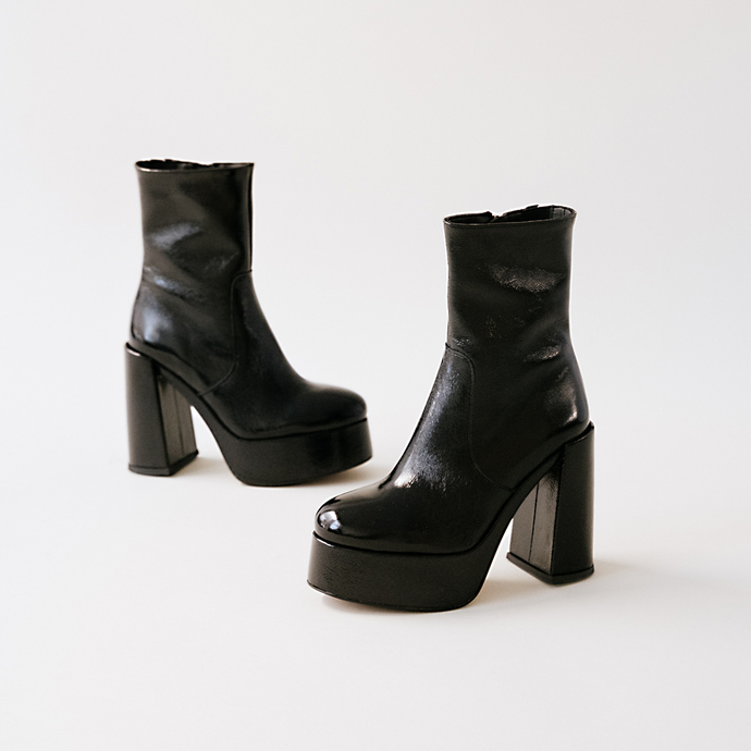 Boots à plateformes et bouts ronds  en vernis plissé noir