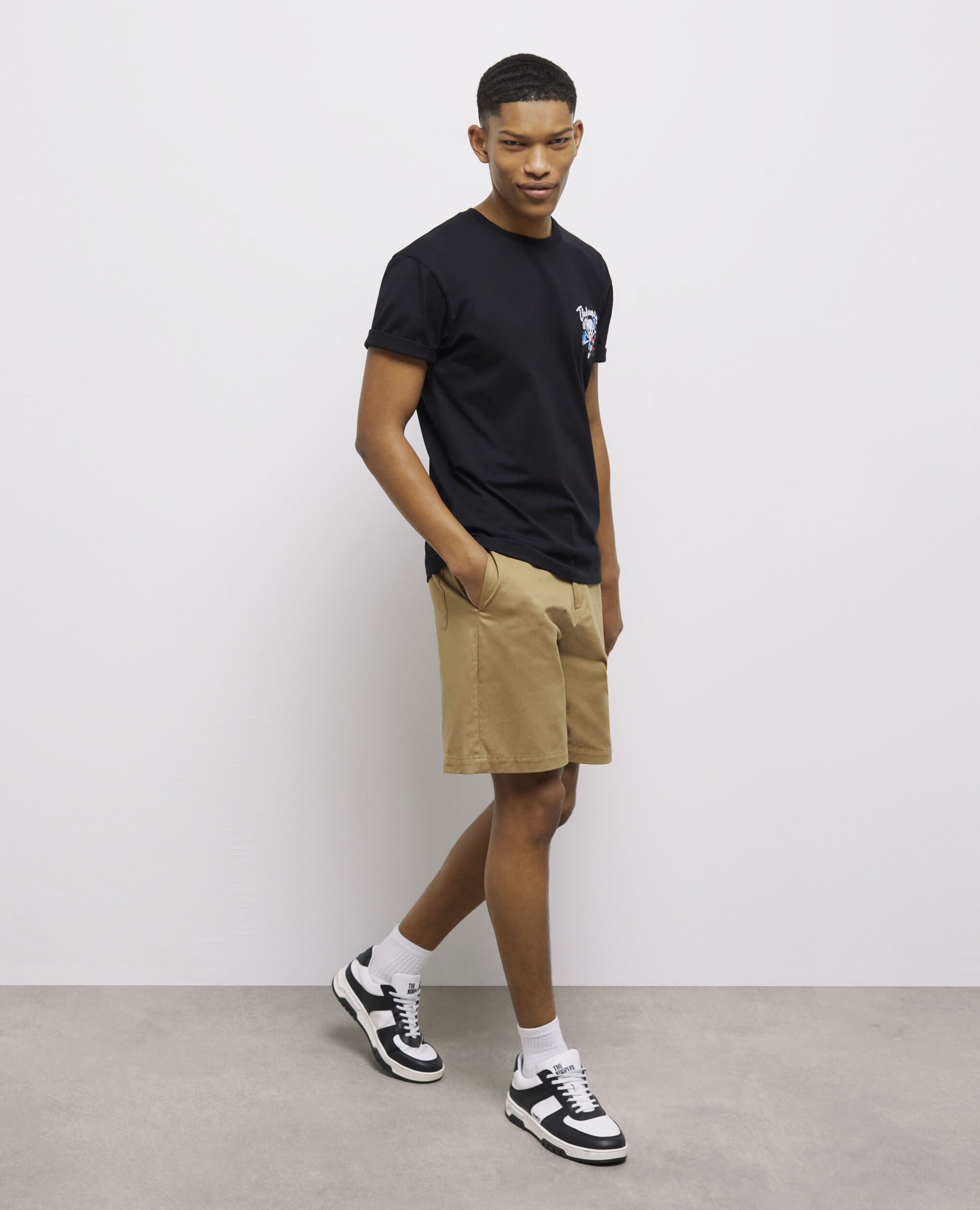 T-shirt noir avec broderie