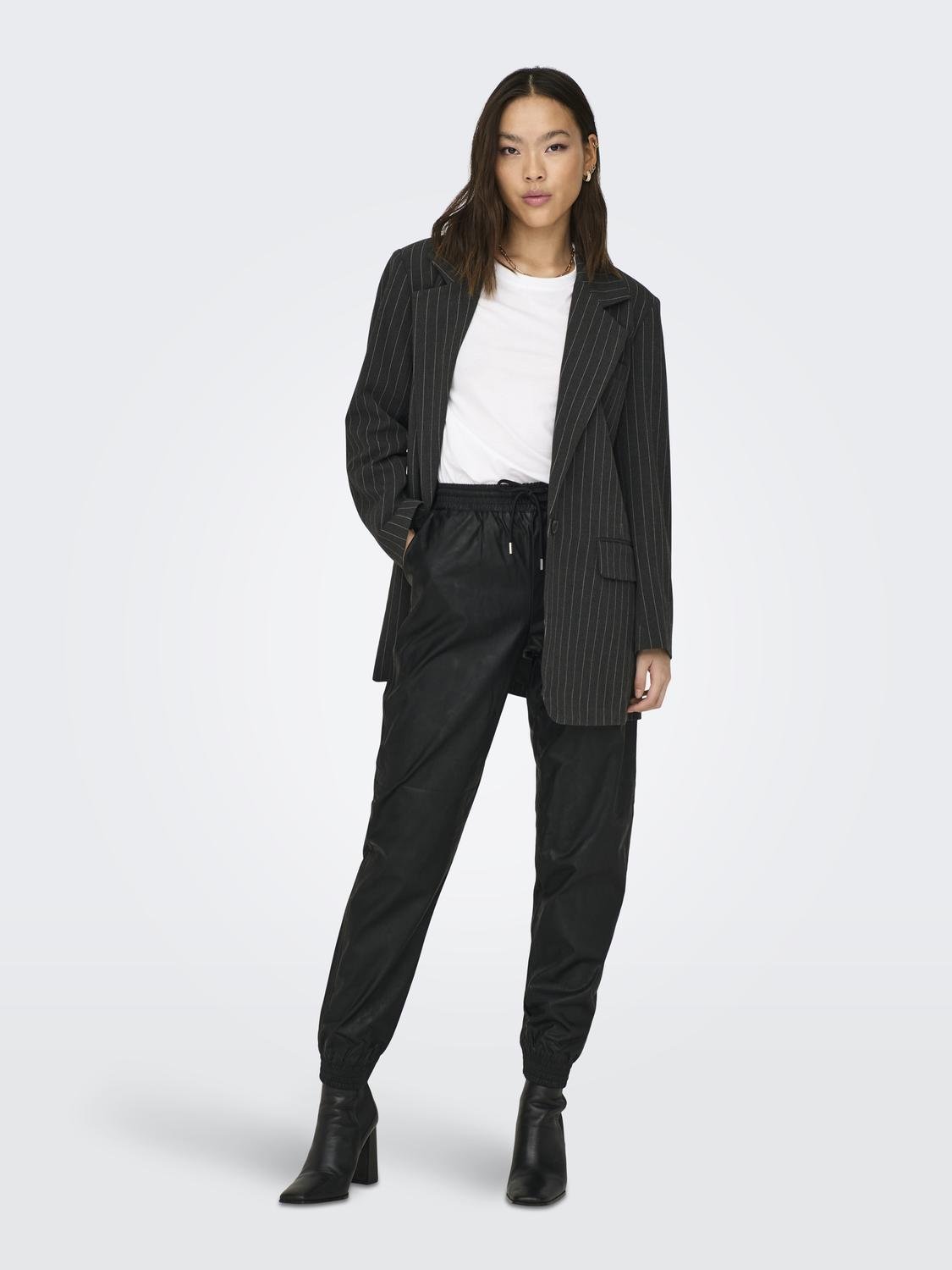 ONLMADY Mittlere Taille Normal geschnitten Hose in Lederoptik Black