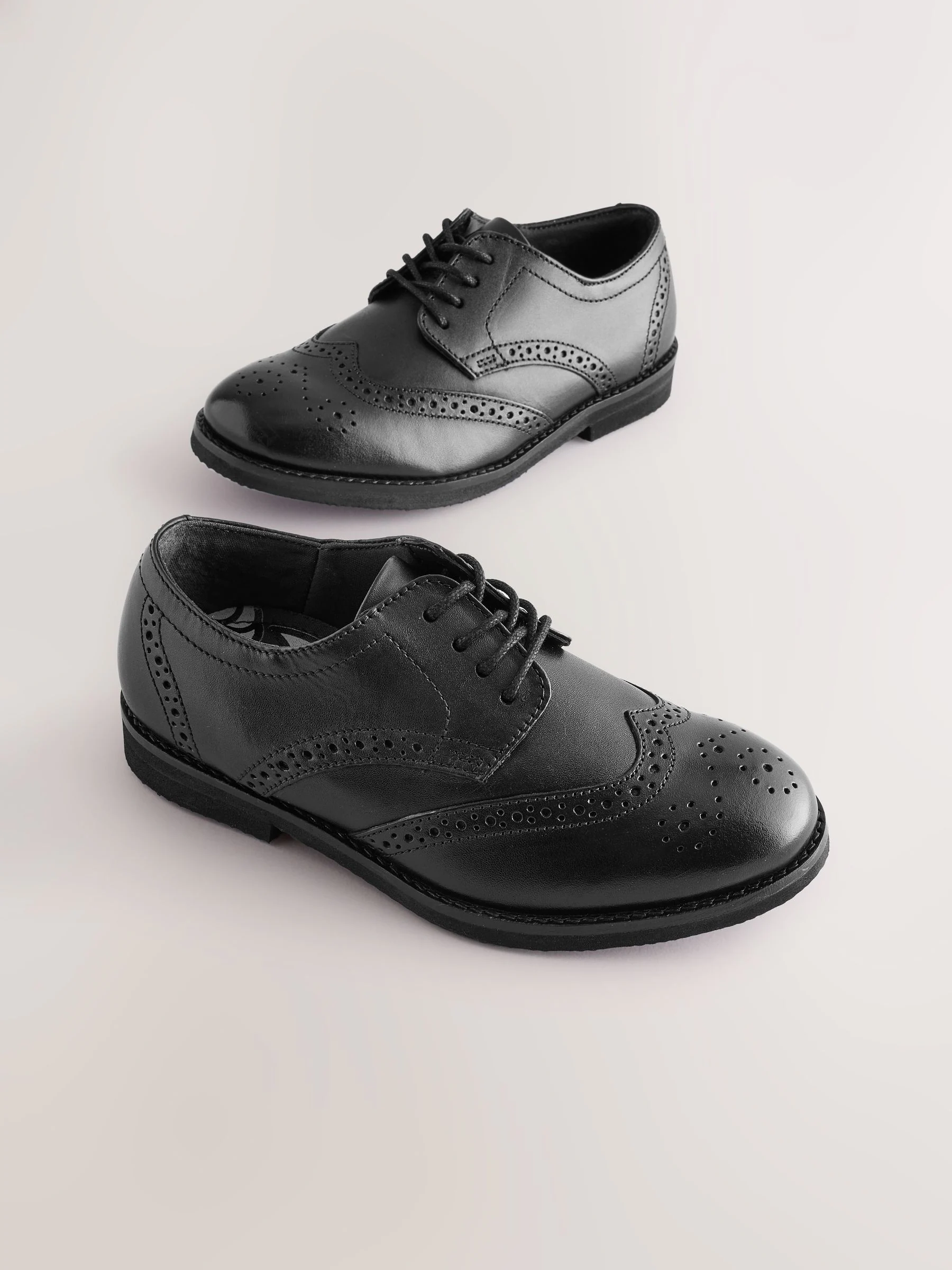 Zwart - Modieuze brogues van leer