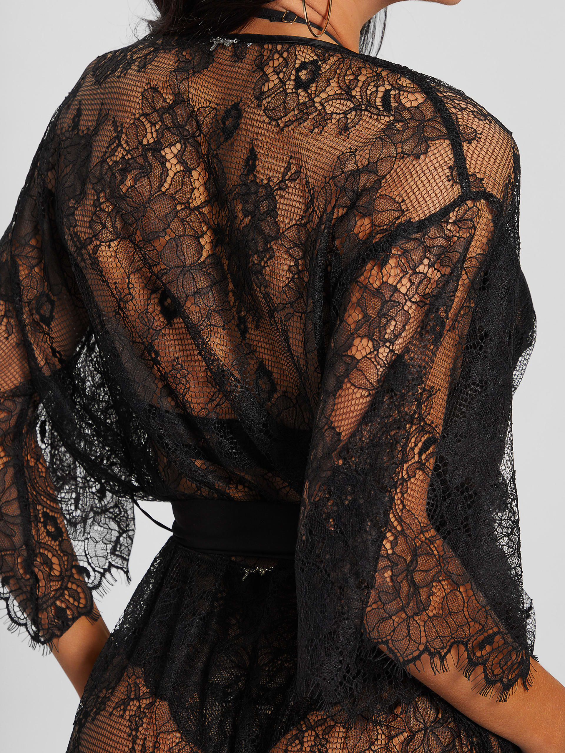Kimono de renda semitransparente