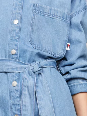 Vestido camisa com cinto e bordado de logotipo em jeans