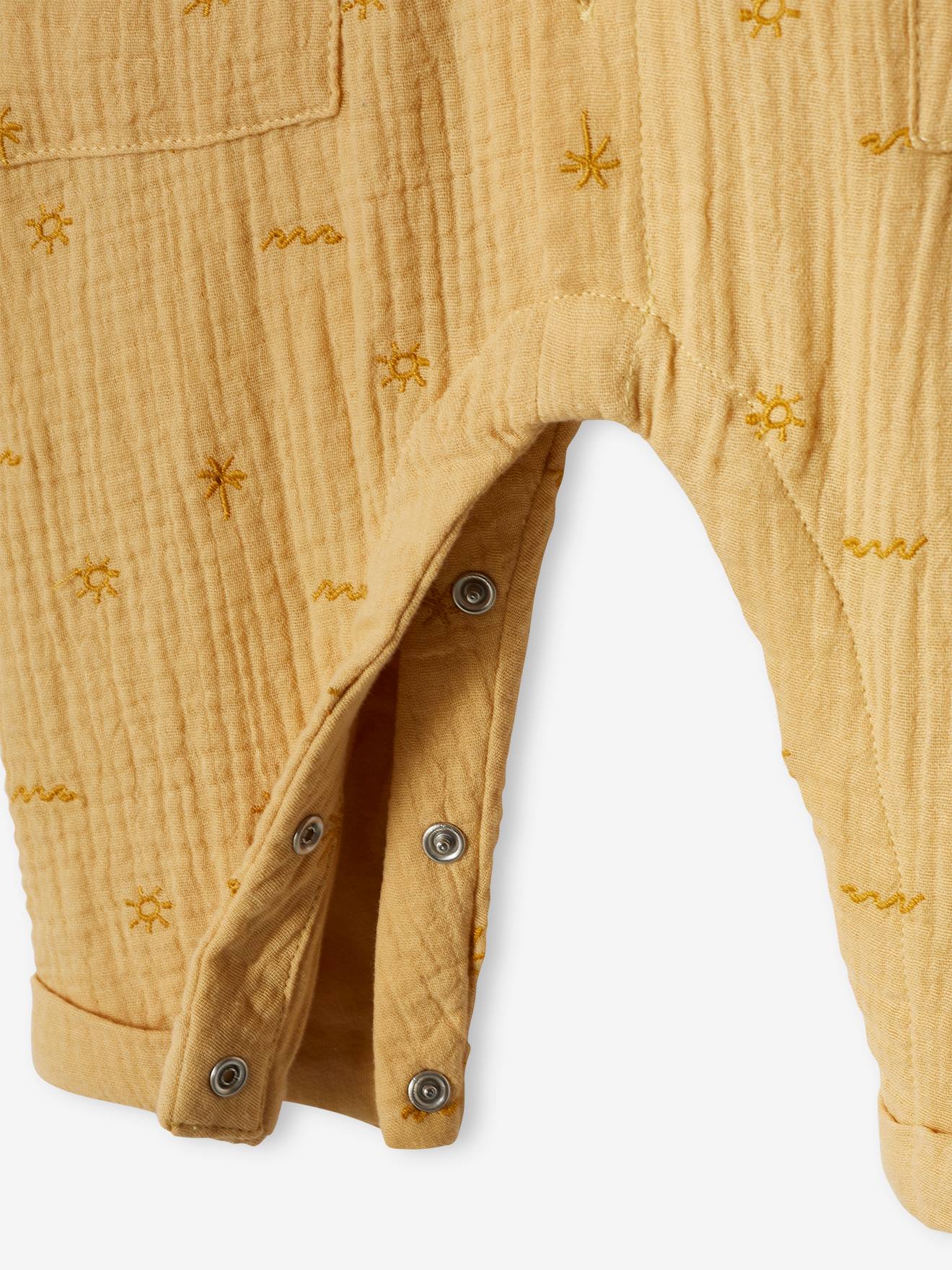 Macacão amarelo claro bordado em chiffon de algodão para recém-nascido.