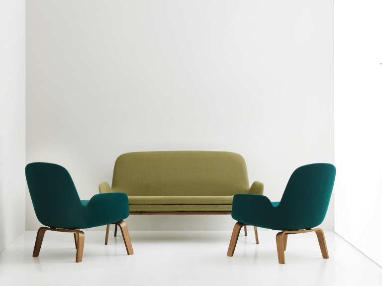 Normann Copenhagen Era Sofa bank met walnoten onderstel tango leather bruin