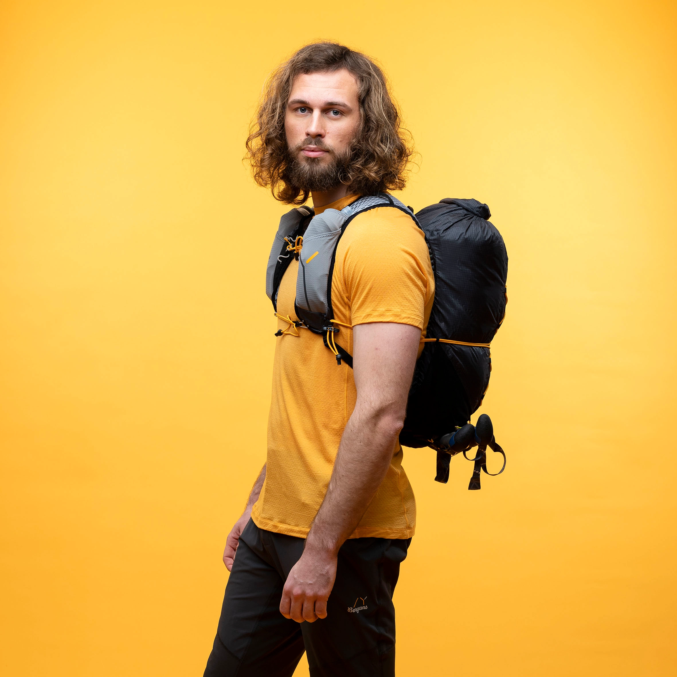 Y LightLine Fastpack M/L 1-24 Dark Shadow Grey / Mango Yellow