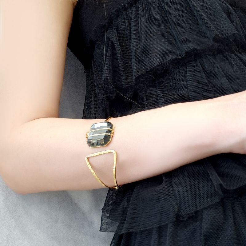 Bracelet rigide en plaqué or métallique fait main avec pierre crystal - Bijou de créateur