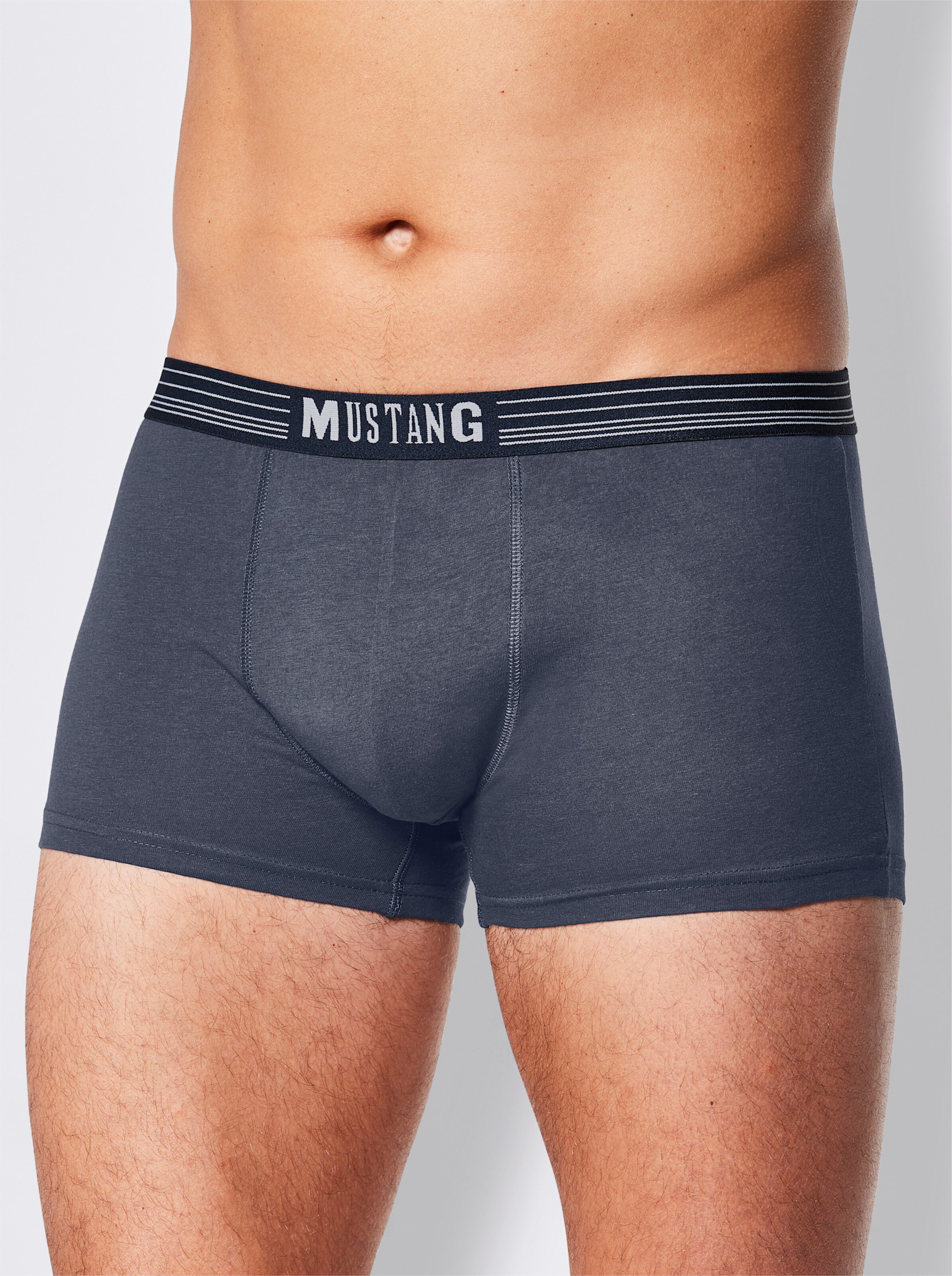 Mustang Pants in 2x marine + 1x rauchblau
