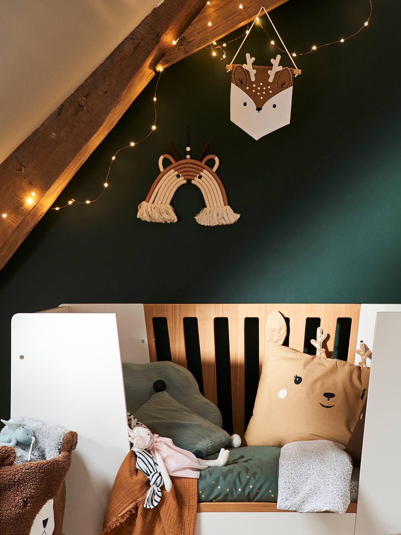 Conjunto de 3 bandeirolas com animais da Floresta Verde, lisas e com motivos brancos médios.