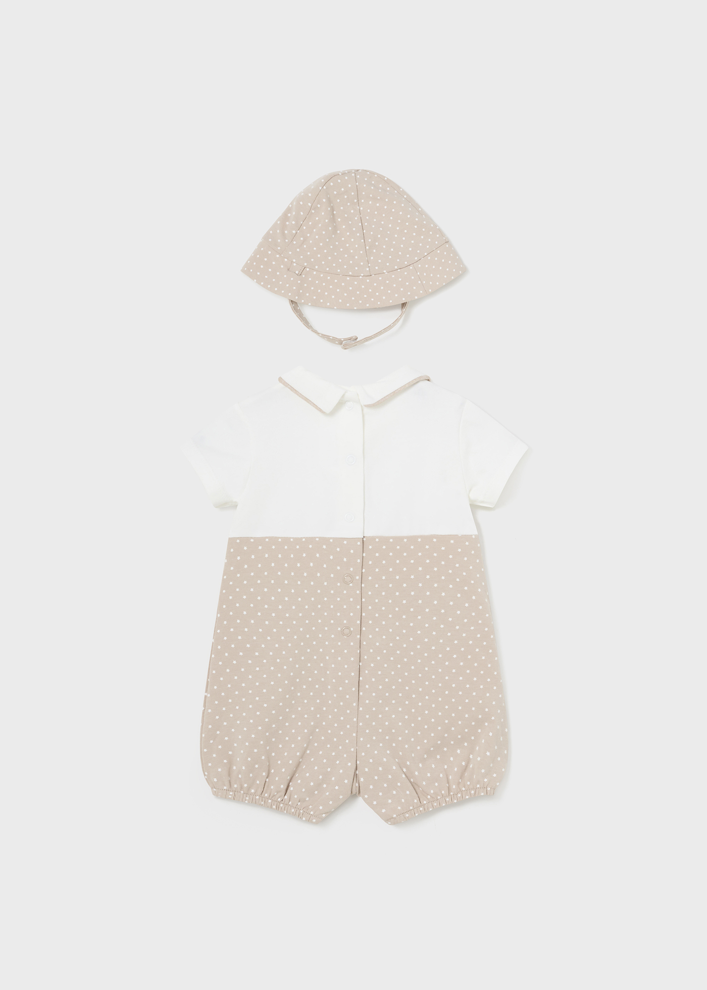 Macacão Better Cotton para recém-nascido com estampa de eucalipto e gorro.