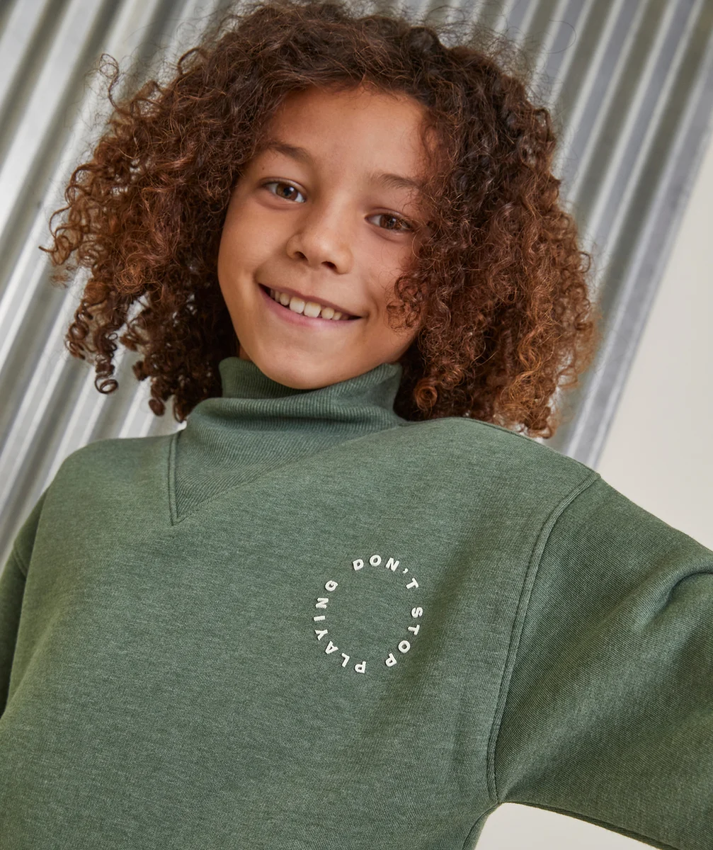SWEAT GARÇON EN FIBRES RECYCLÉES VERT AVEC COL MONTANT