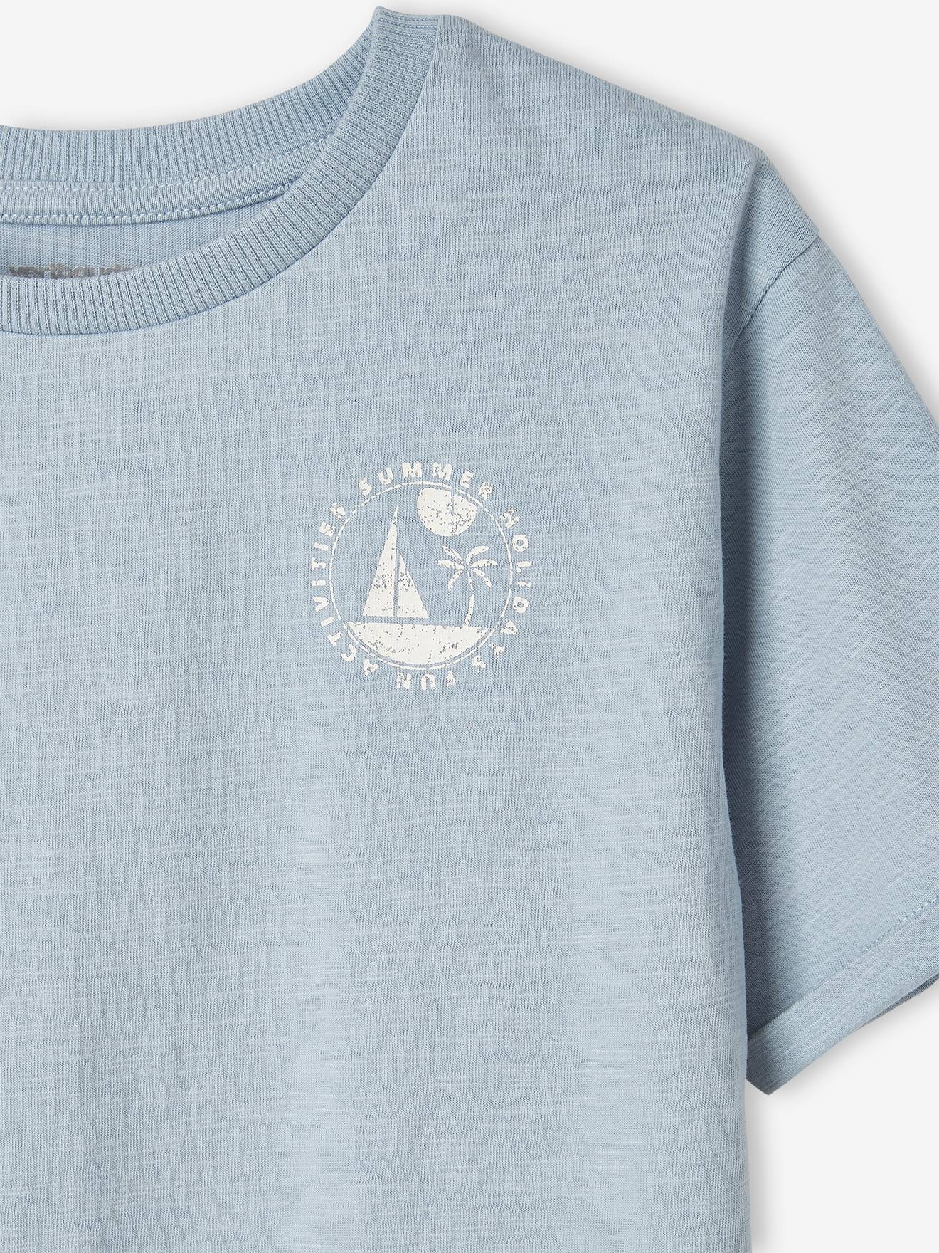 Camiseta azul-clara infantil com estampa grande de barco nas costas.