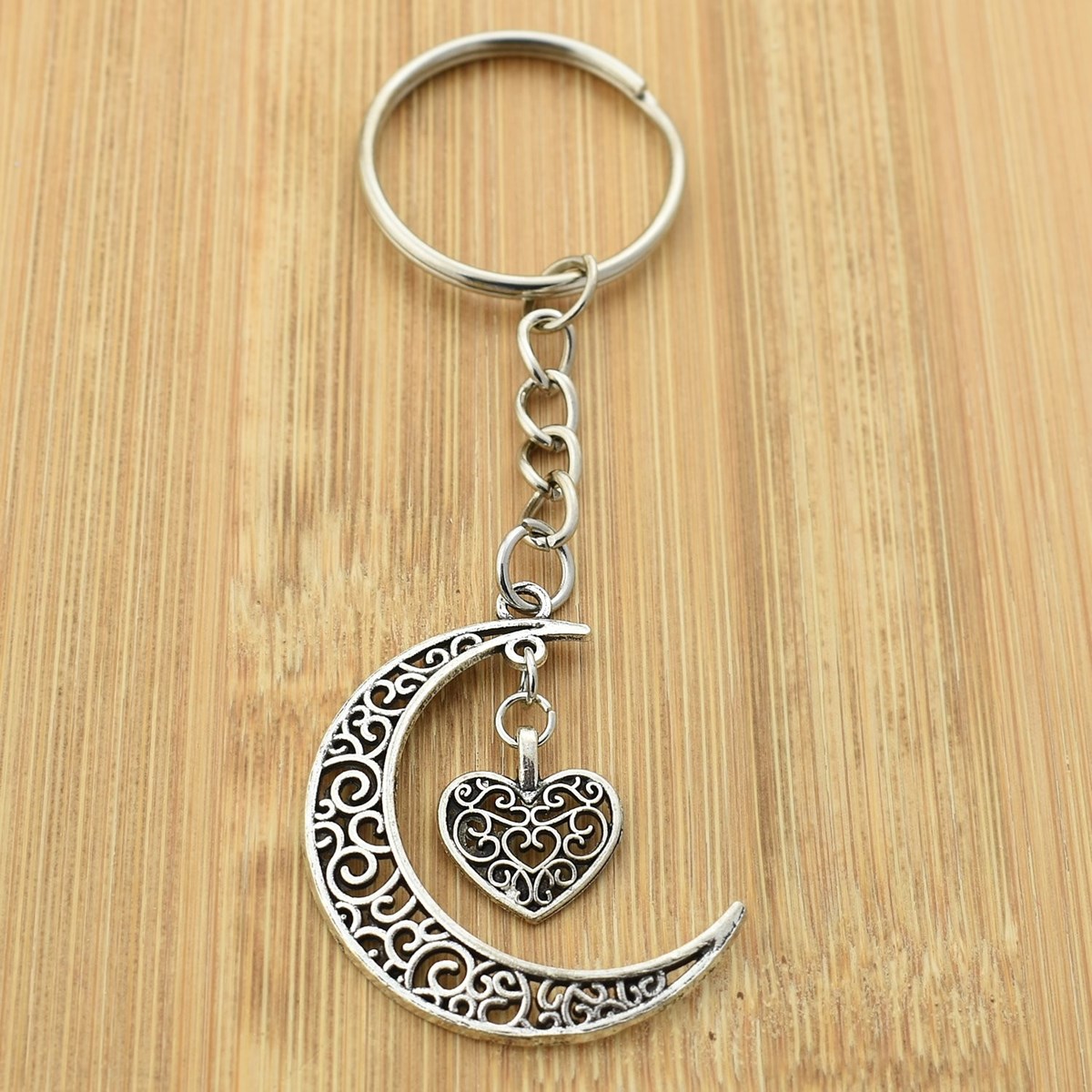 Porte-clés lune et coeur ciselé argenté