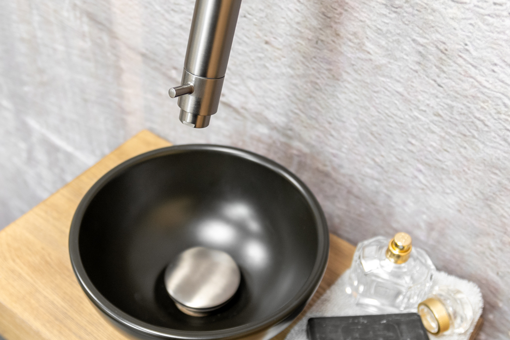 Saniclear Seba fonteinset met bruin eiken plank, zwarte waskom en verouderd ijzer kraan voor in het toilet