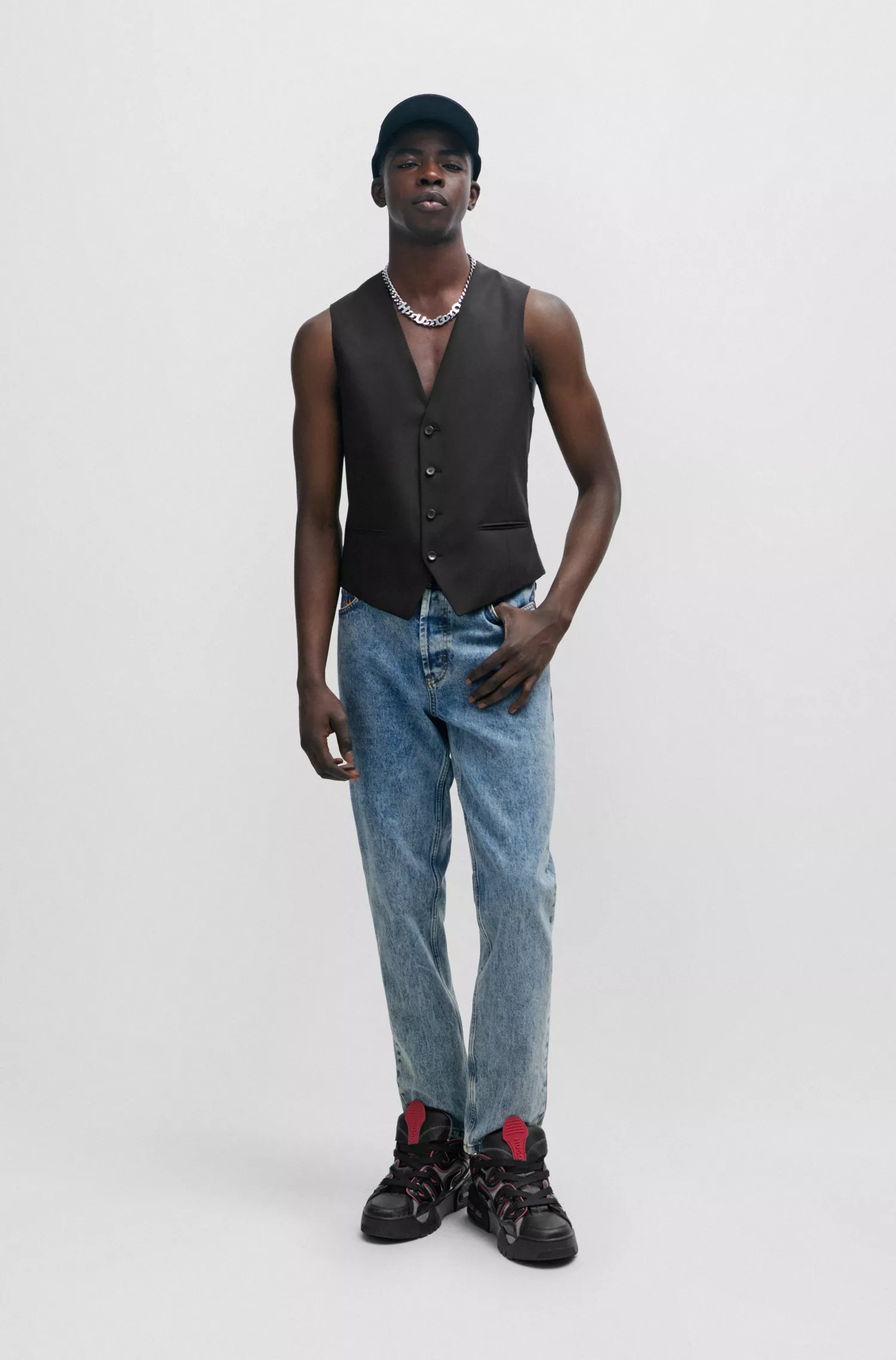 Calça jeans HUGO vermelha, corte afunilado, em denim rígido azul.