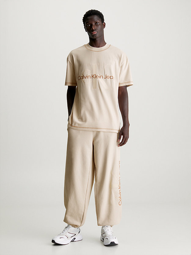 Camiseta com monograma e modelagem relaxada