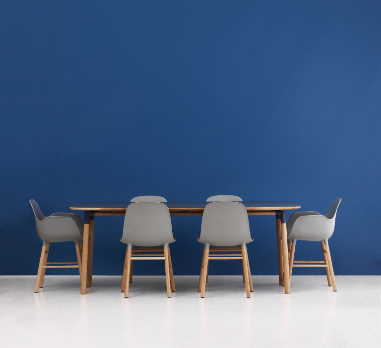 Normann Copenhagen Form Armchair stoel met eiken onderstel blauw