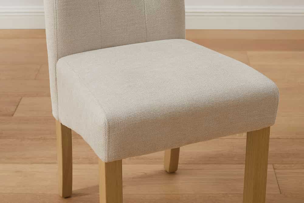 Design Stuhl CASA beige Strukturstoff Massivholzbeine mit Zierknöpfen und Nackenrolle