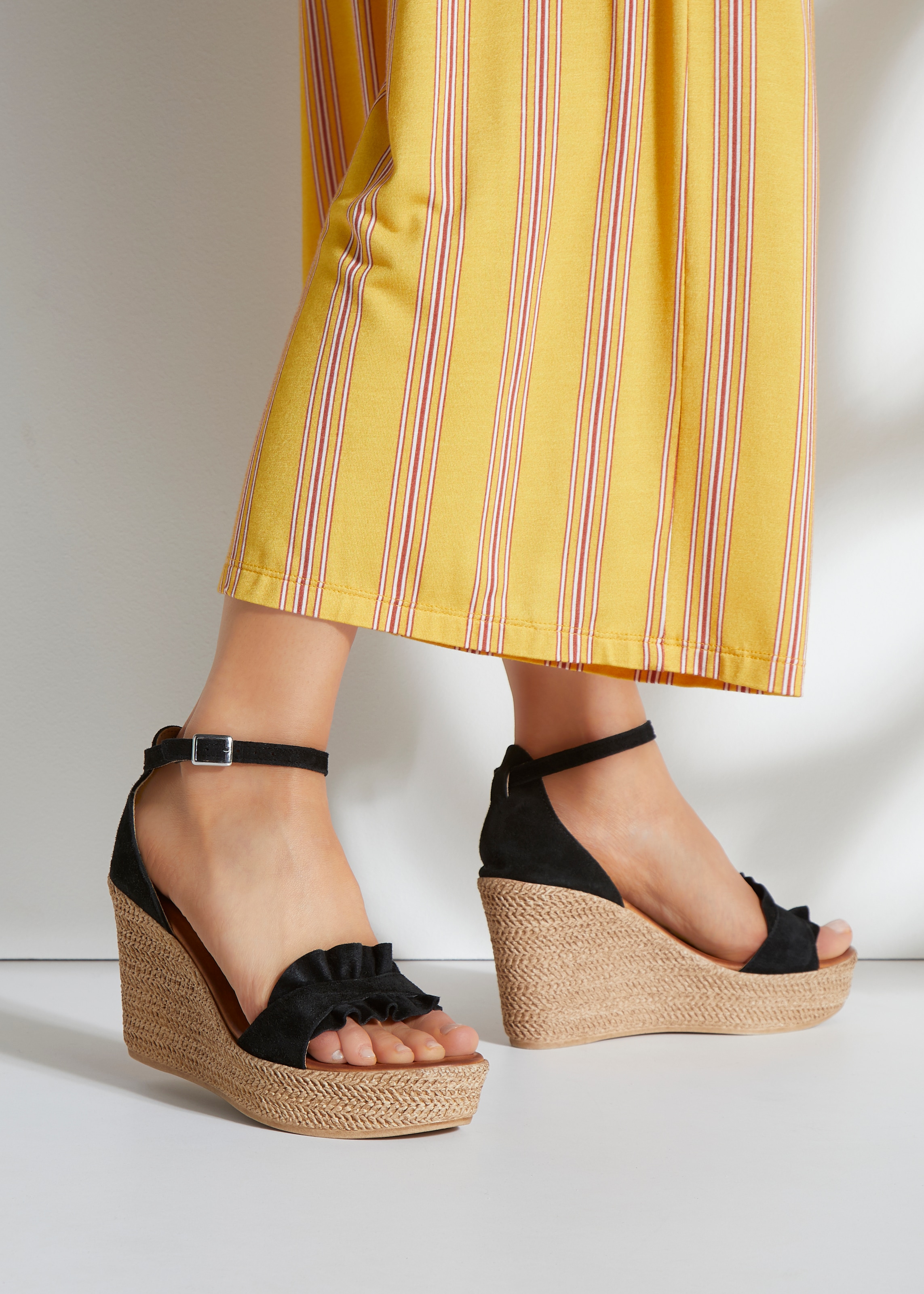 LASCANA Sandalette »Sommerschuh«  Sandale, Sommerschuh aus Leder mit Keilabsatz