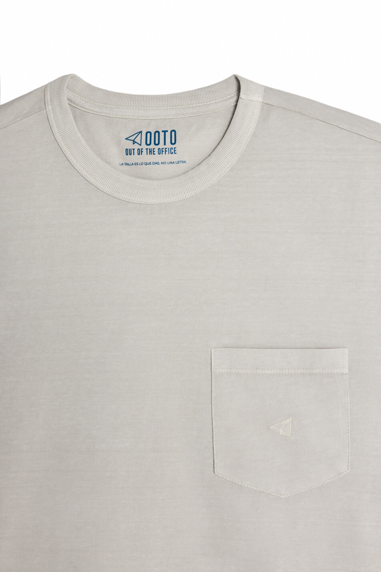 Camiseta com bolso e logotipo bordado - Cinza