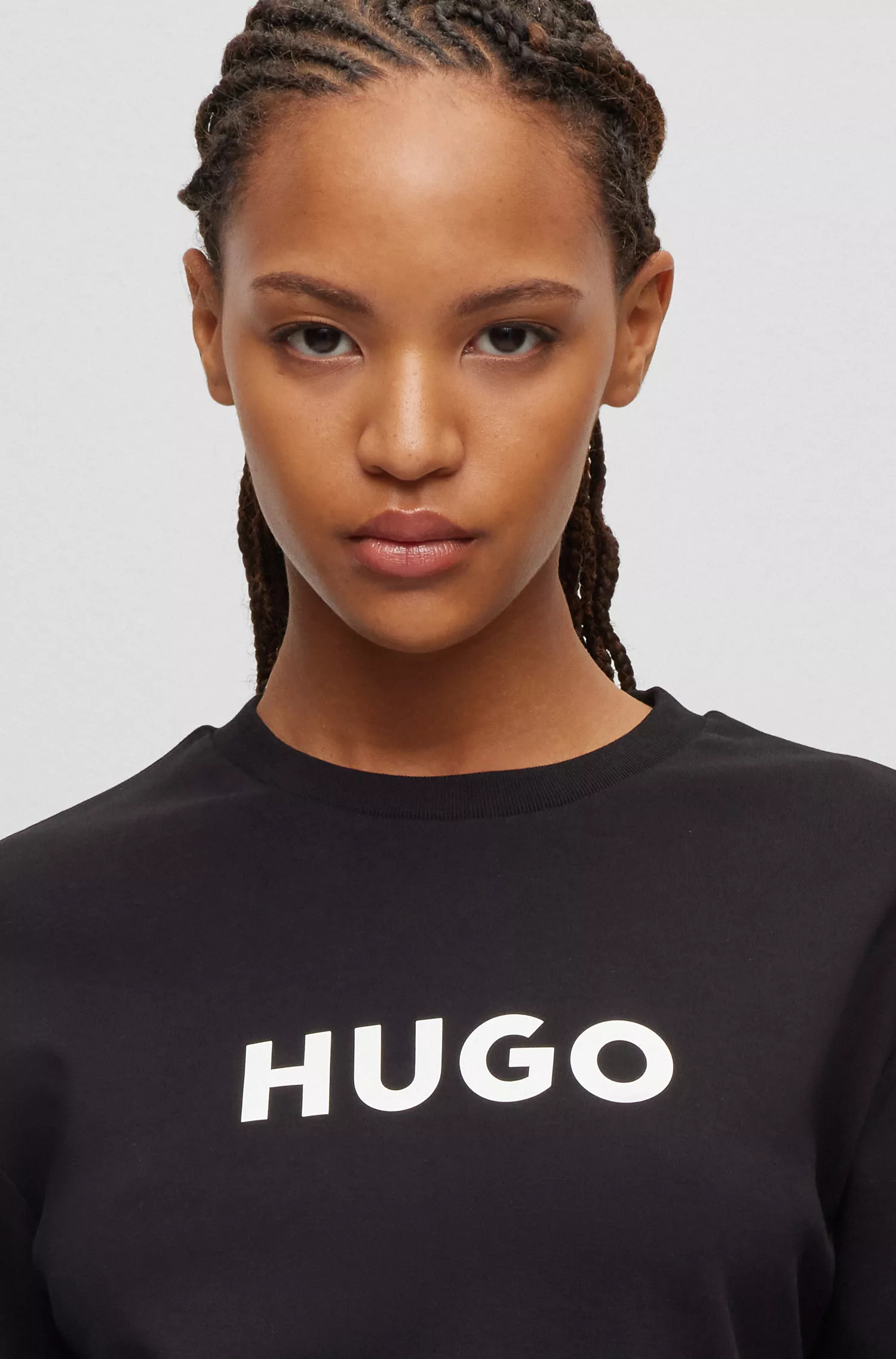 Moletom HUGO com logo em contraste vermelho em algodão orgânico interlock.