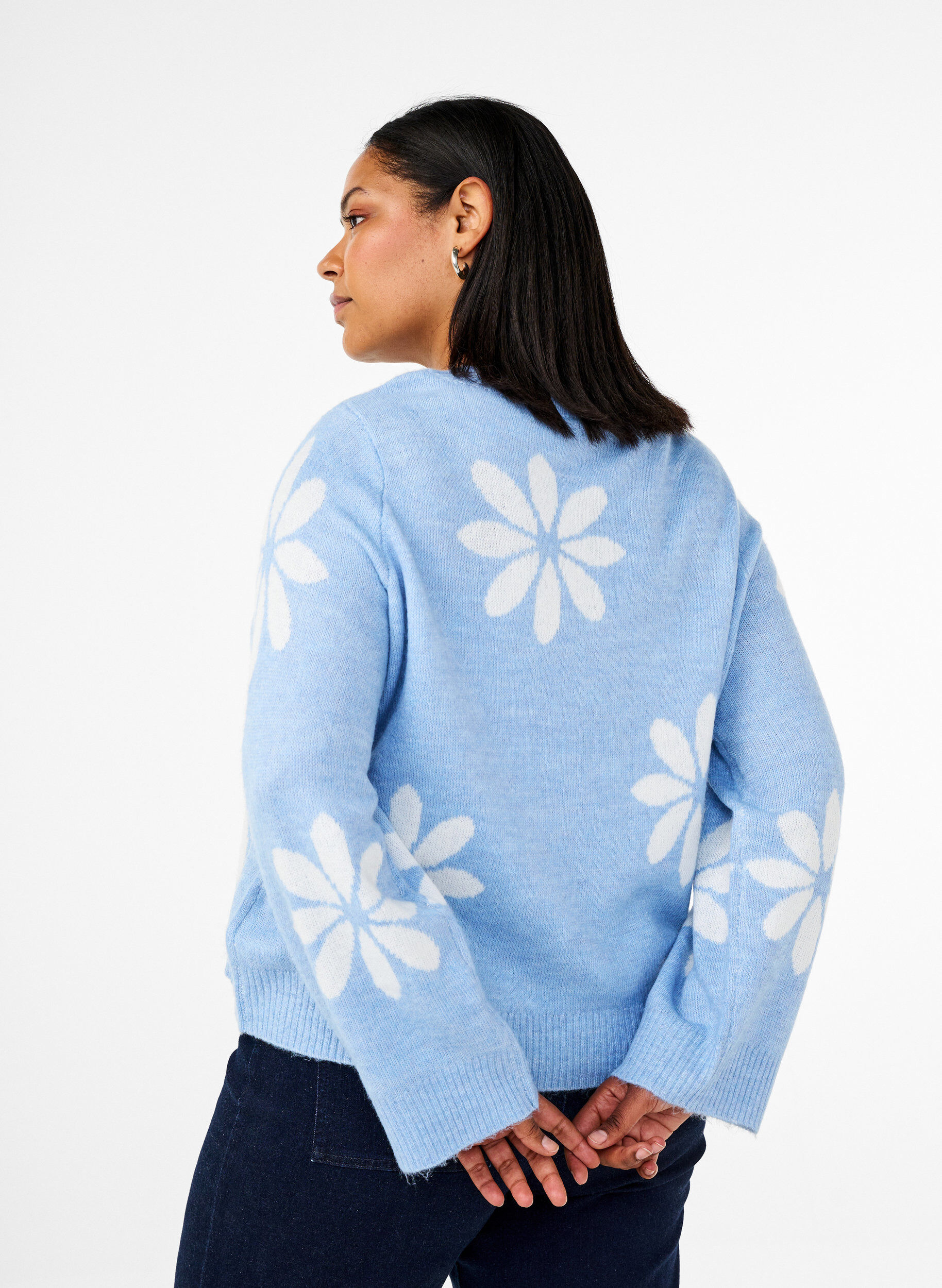Strikbluse med blomster