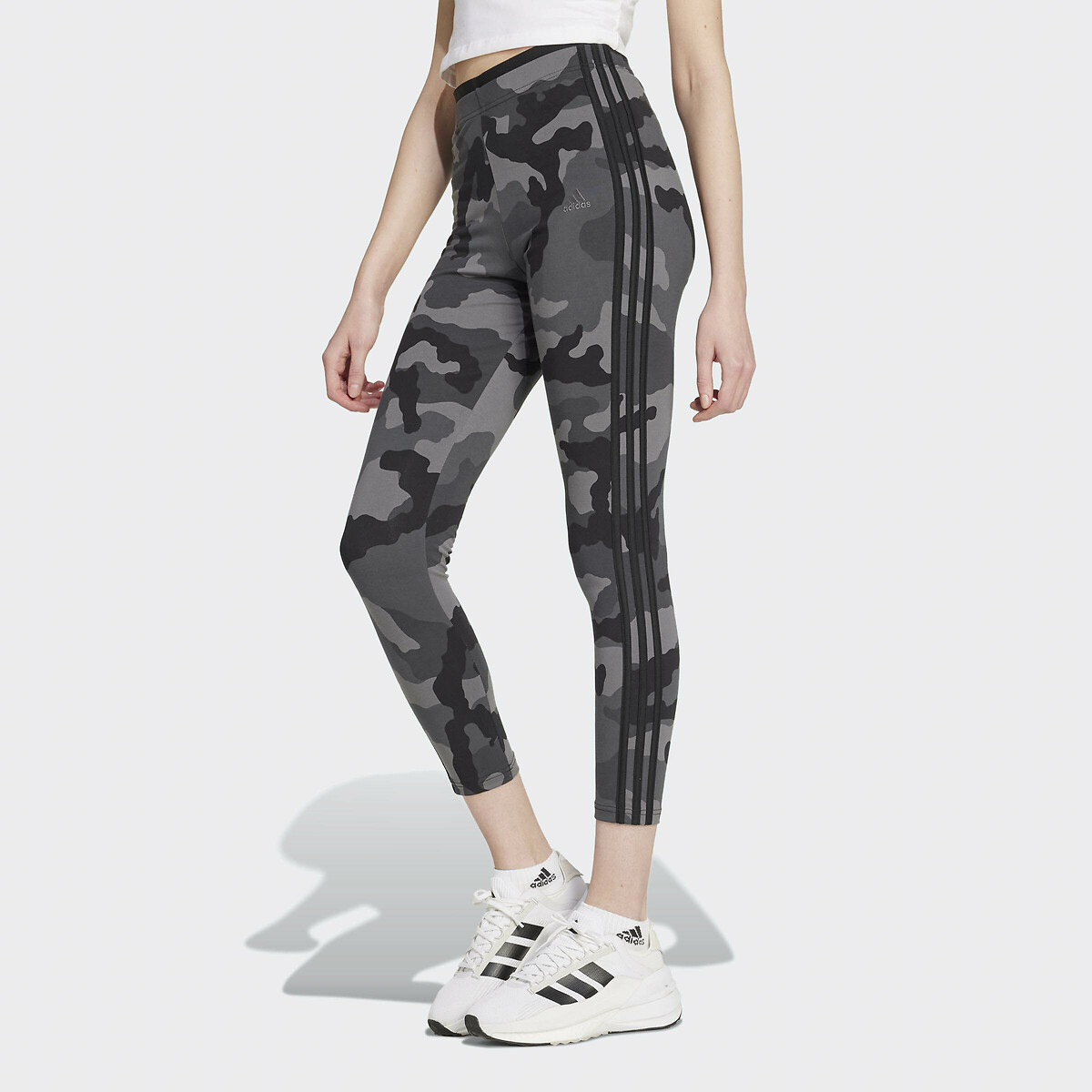 ADIDAS SPORTSWEAR<br>Legging Essentials 3 listras, estampa camuflada, 7/8