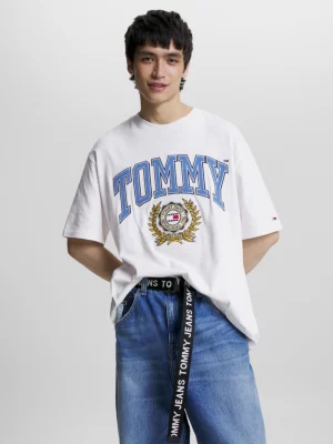 Camiseta oversized com logo da faculdade