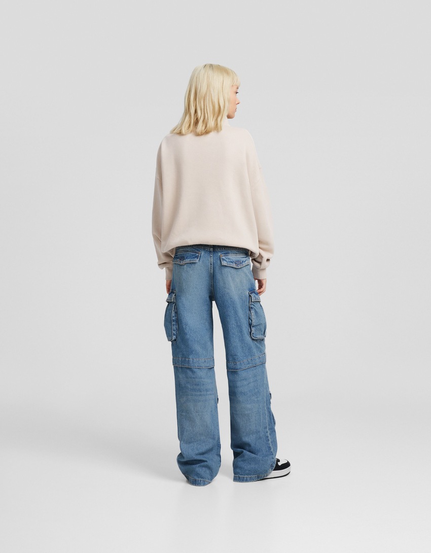 Calça cargo com vários bolsos