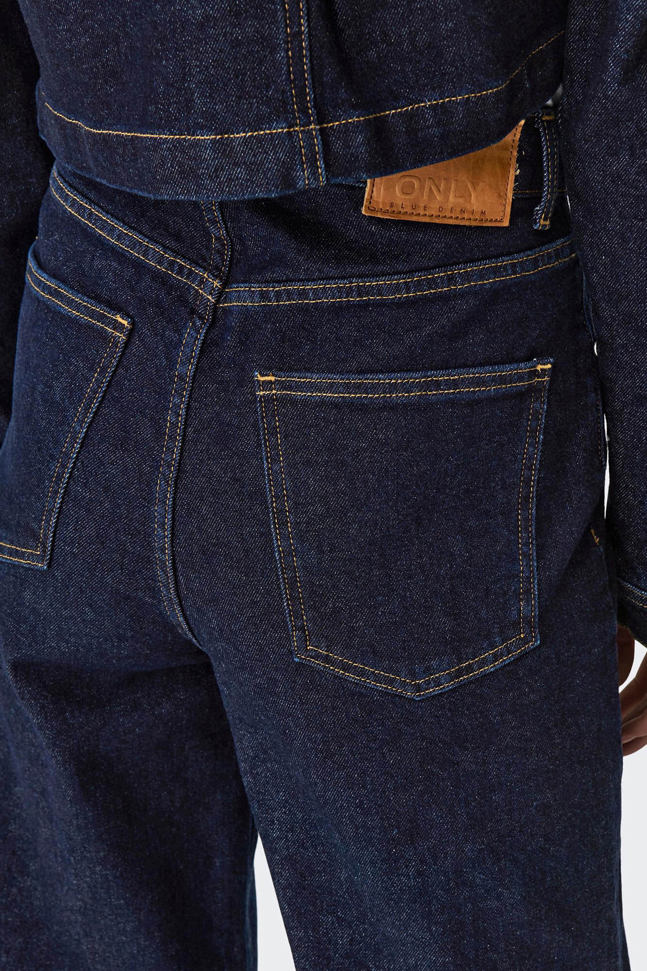 Calça jeans de cintura média e pernas largas